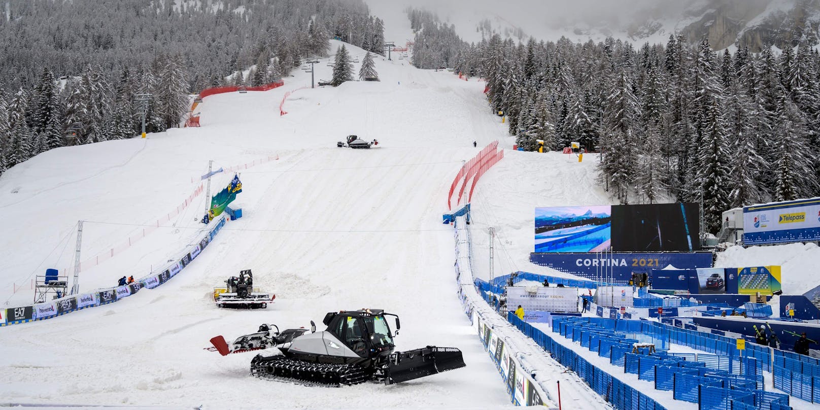 Starker Schneefall sorgt in Cortina für die erste Absage.