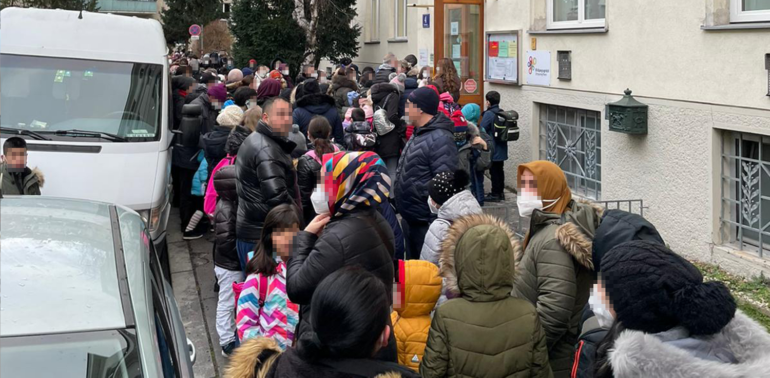 Bei dieser Schule kam es am Montag zu einer enormen Menschenansammlung