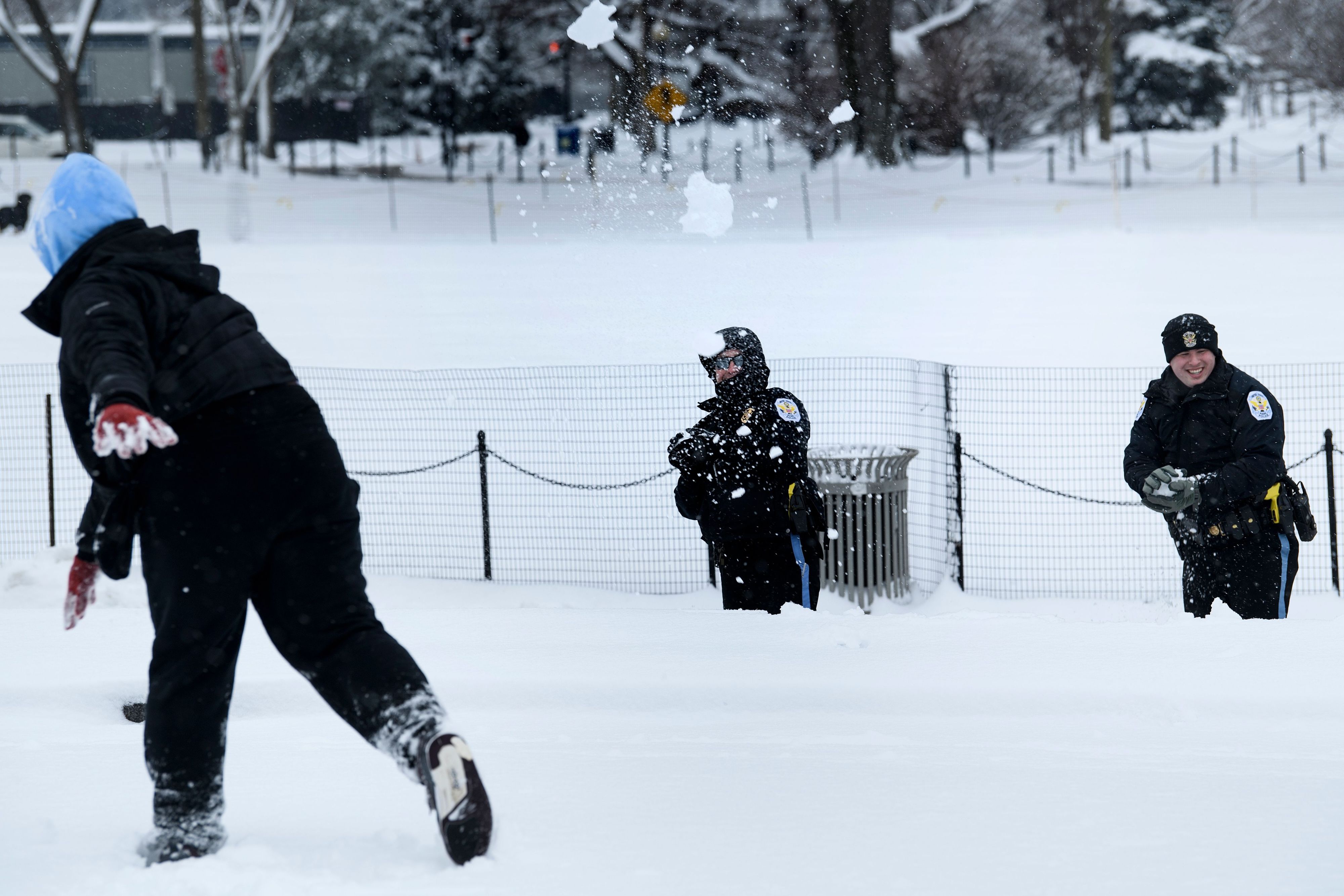 Eine Schneeballschlacht mit der Polizei? In den Niederlanden derzeit streng verboten.