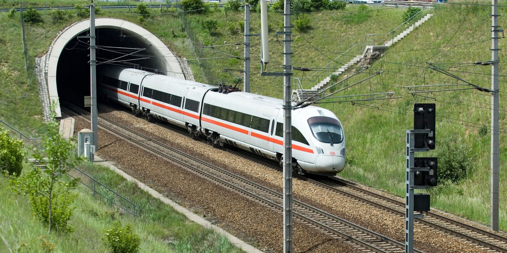 Bis einschließlich 7. Februar 2021 gab es auf der Weststrecke im Rahmen einer Notvergabe Zugverbindungen, die bei den ÖBB und der Westbahn bestellt und finanziert werden.