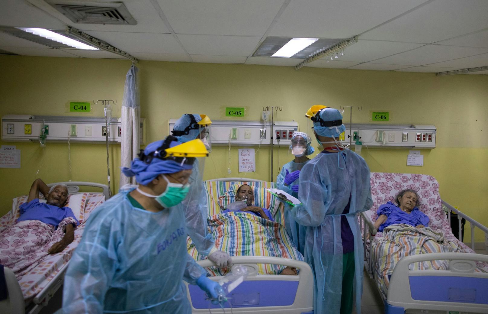 Venezolanische Krankenpfleger und Ärzte ohne Grenzen bei der Behandlung von Corona-Patienten in einem Spital in Caracas. Symbolbild