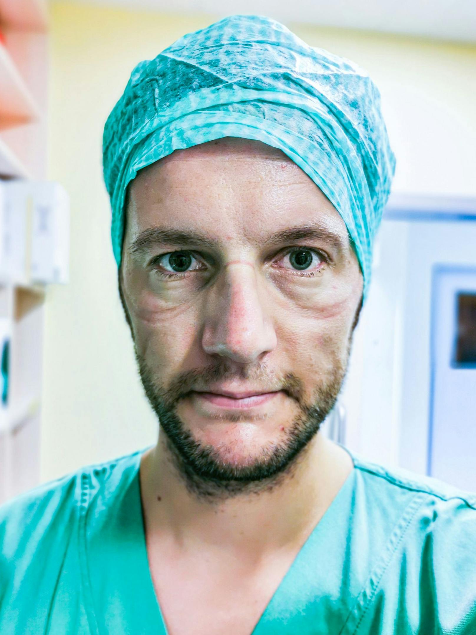 Das Gesundheitspersonal geht an seine Limits. Sie leisten "teils Übermenschliches", sagt Fotograf Günter Valda, der Selfies von Pflegern und Ärzten in der Pandemie sammelt.
