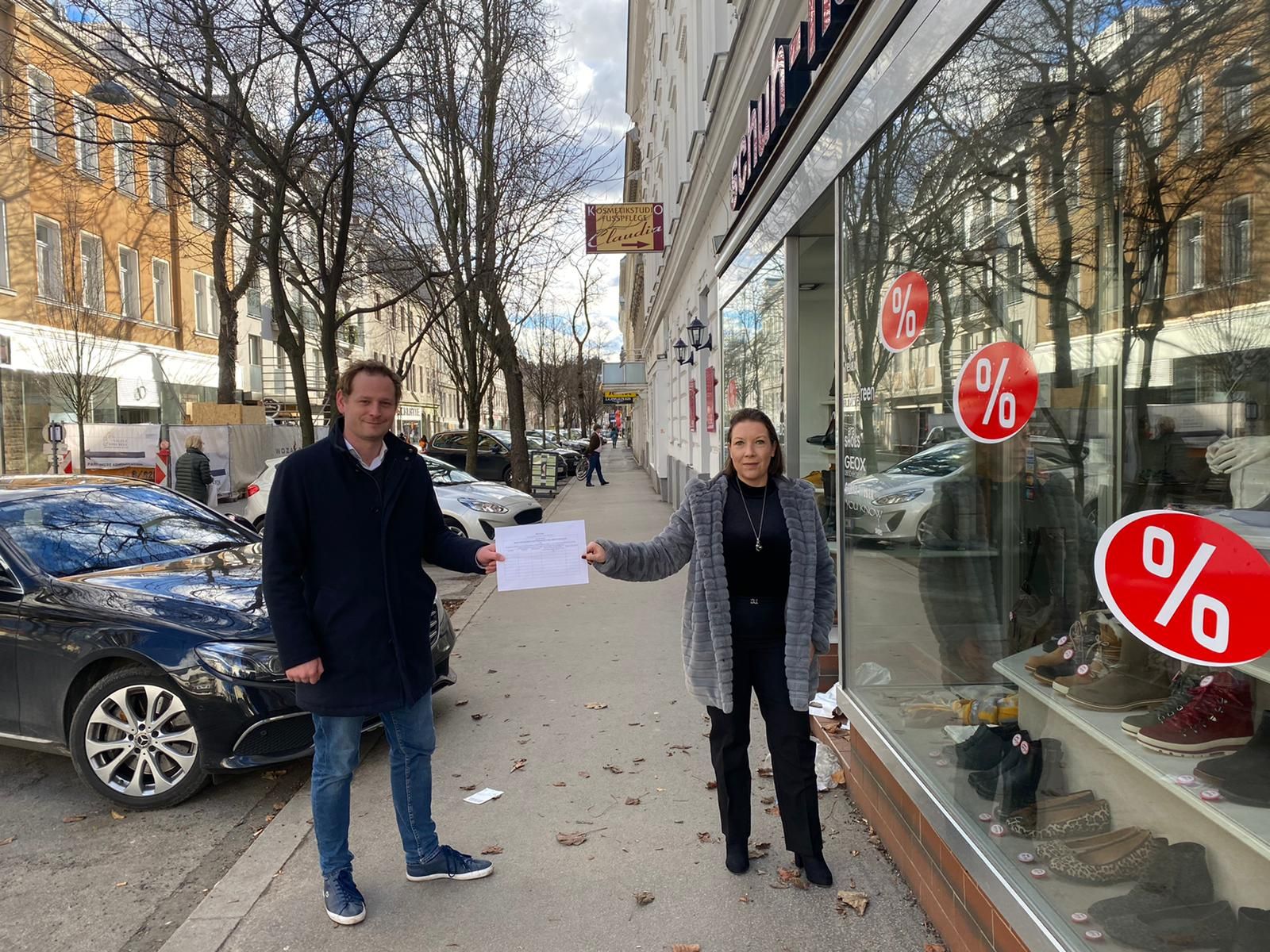 Klemens Resch (FP Döbling) mit Petitionsliste