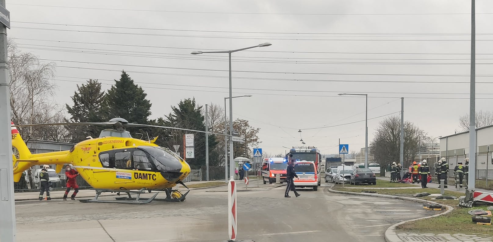 Die Wiener Berufsrettung rückte mit dem Hubschrauber an.