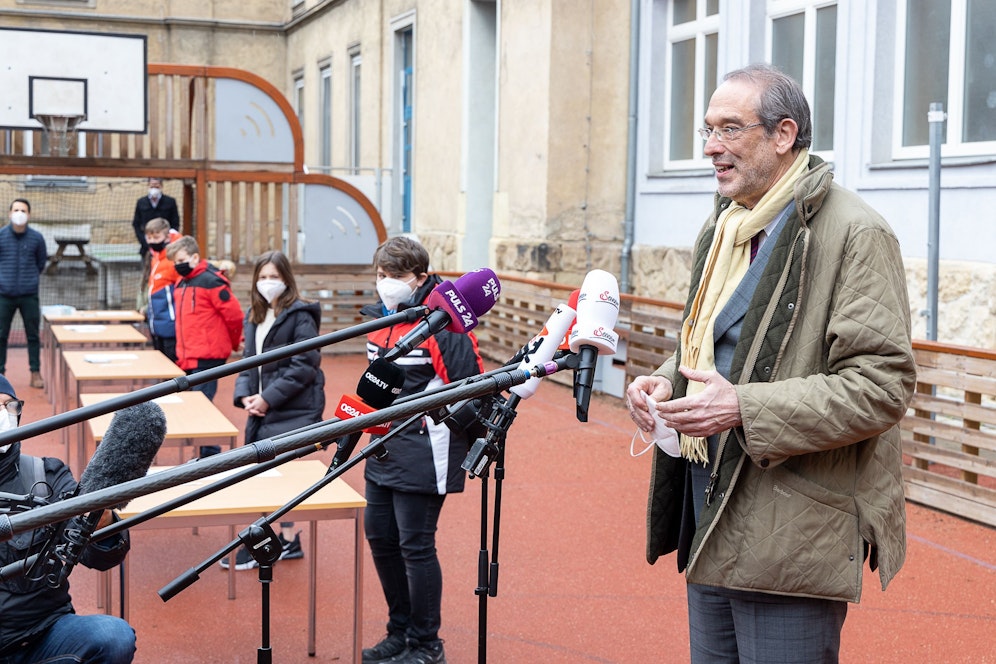 Faßmann besuchte die Sport-Mittelschule Wittelsbachstraße.