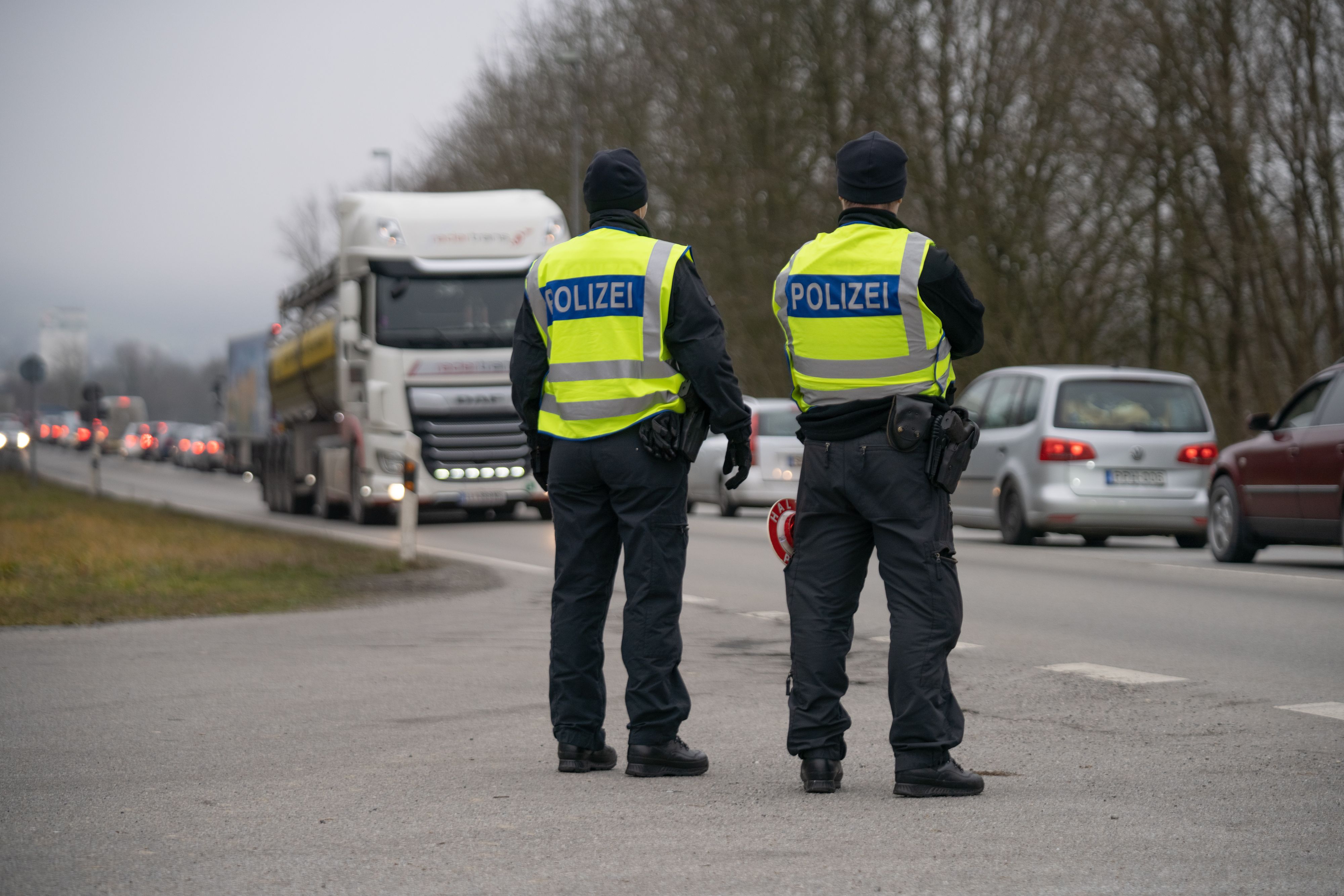 An der deutsch-österreichischen Grenze an der B512 kontrollieren Bundespolizisten den Einreiseverkehr nach Deutschland an der Grenze zu Schärding auf der B512.