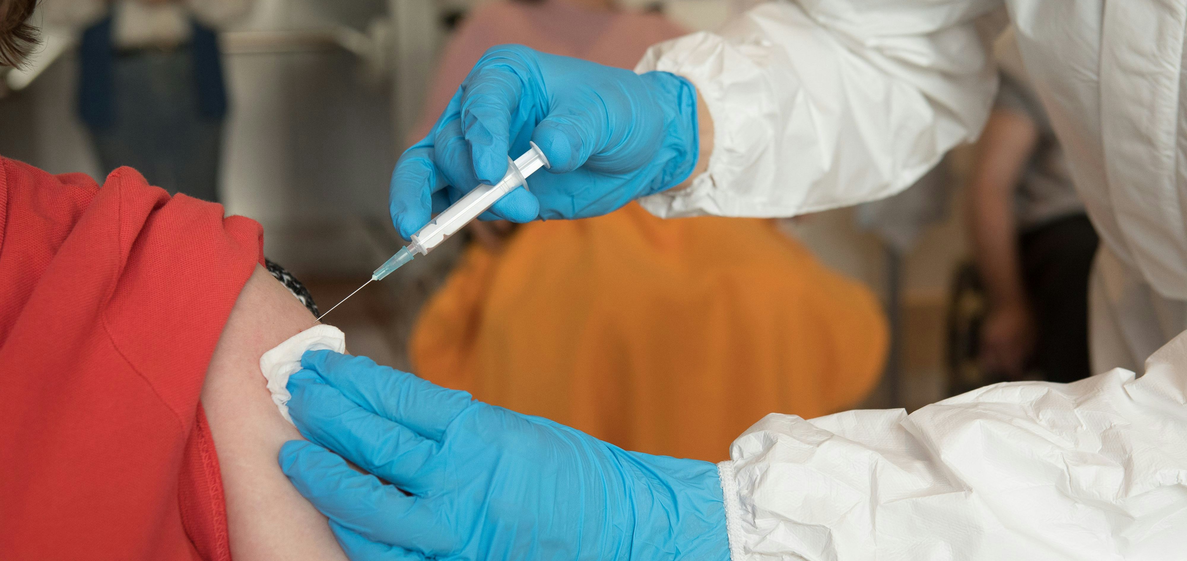 Download von www.picturedesk.com am 08.02.2021 (09:38).  Impfstart im Alfons-Hoffmann-Haus der Münchenstift, Agnes-Bernauer-Str. 185, Laim: Alexandra Thuß lässt sich impfenImpfstart im Alfons-Hoffmann-Haus der Münchenstift, Agnes-Bernauer-Str. 185, Laim: eine Person lässt sich impfen. - 20201229_PD9097 - Rechteinfo: Rights Managed (RM)