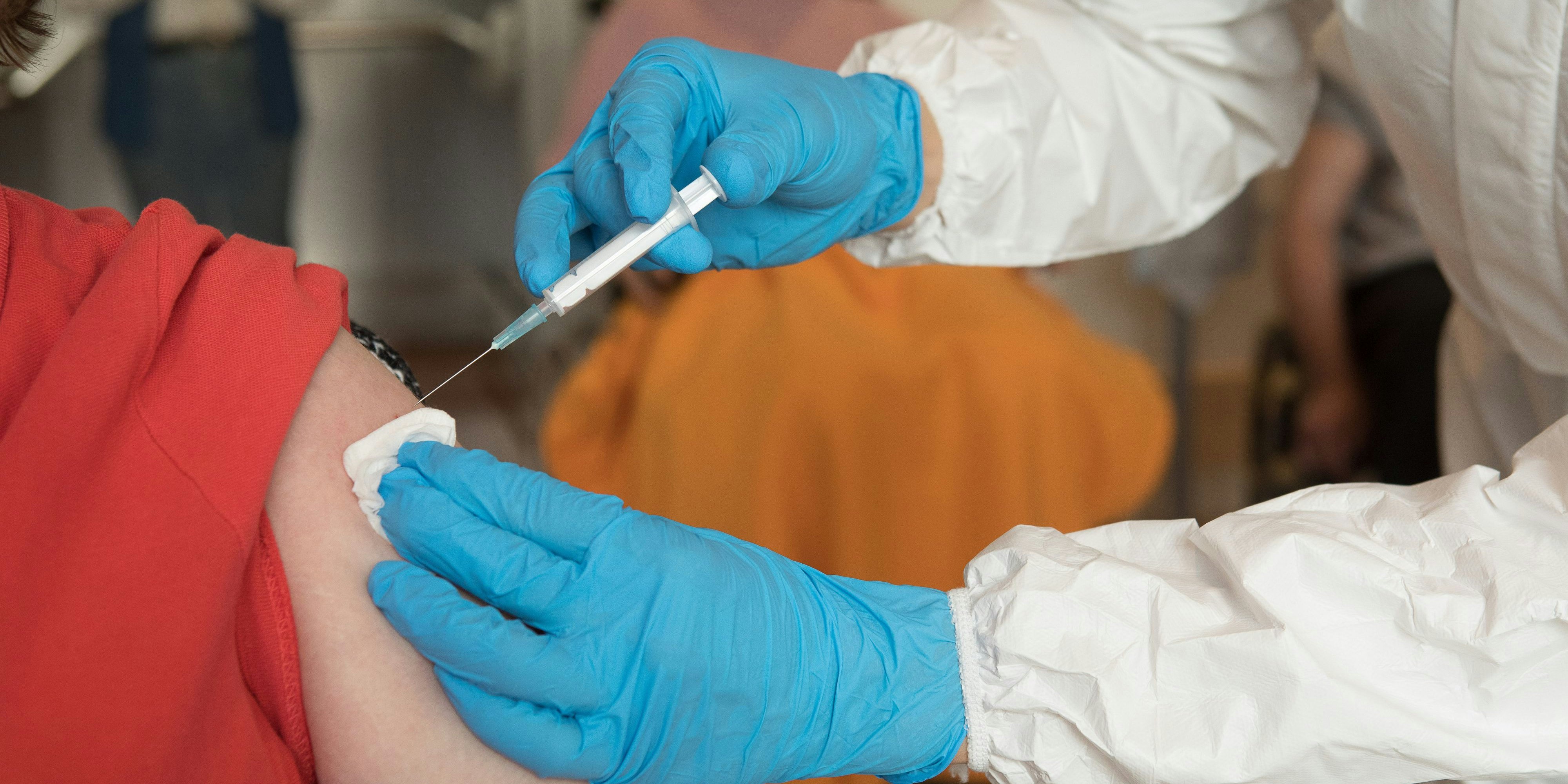 Download von www.picturedesk.com am 08.02.2021 (09:38).  Impfstart im Alfons-Hoffmann-Haus der Münchenstift, Agnes-Bernauer-Str. 185, Laim: Alexandra Thuß lässt sich impfenImpfstart im Alfons-Hoffmann-Haus der Münchenstift, Agnes-Bernauer-Str. 185, Laim: eine Person lässt sich impfen. - 20201229_PD9097 - Rechteinfo: Rights Managed (RM)