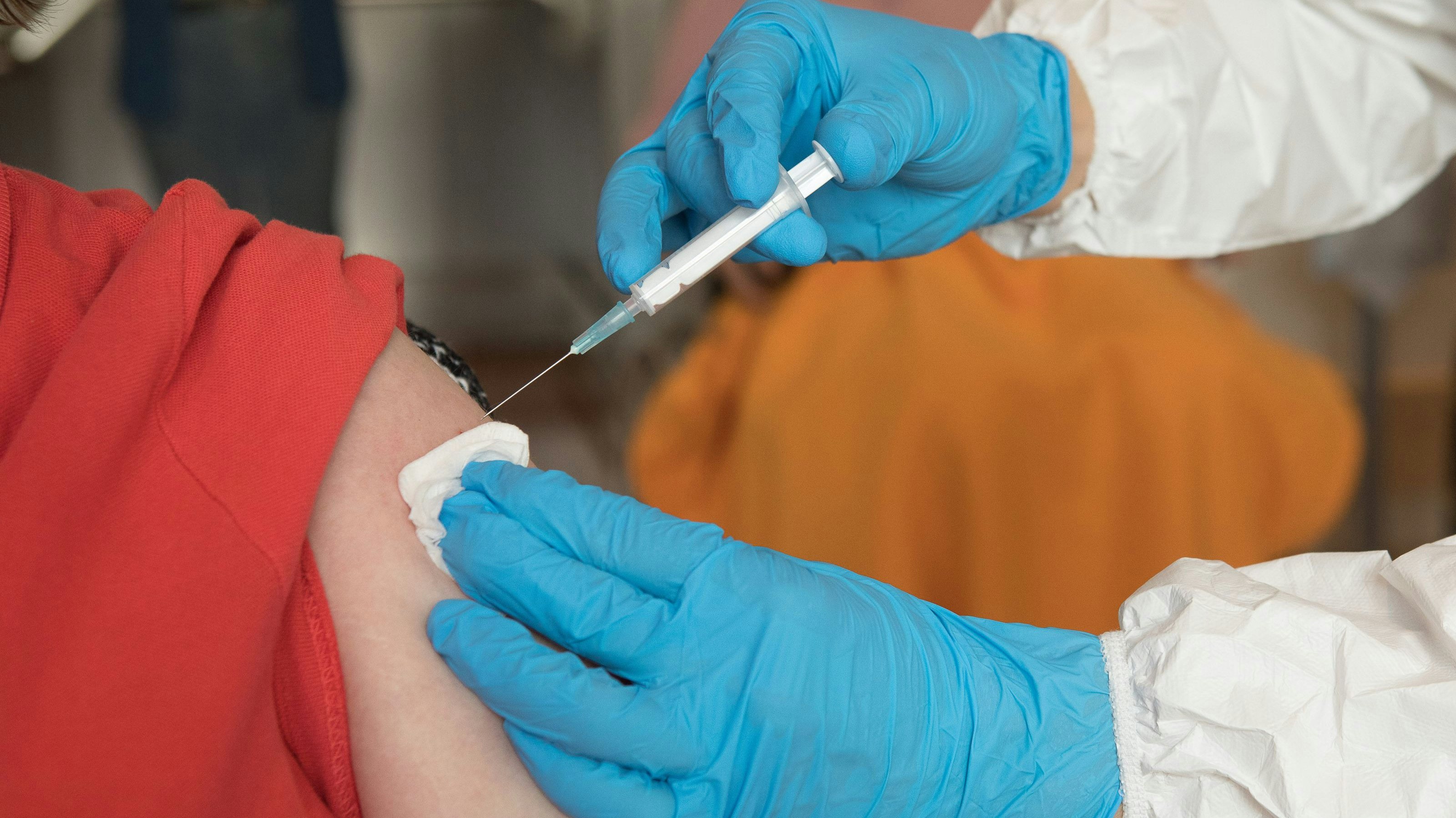 Download von www.picturedesk.com am 08.02.2021 (09:38).  Impfstart im Alfons-Hoffmann-Haus der Münchenstift, Agnes-Bernauer-Str. 185, Laim: Alexandra Thuß lässt sich impfenImpfstart im Alfons-Hoffmann-Haus der Münchenstift, Agnes-Bernauer-Str. 185, Laim: eine Person lässt sich impfen. - 20201229_PD9097 - Rechteinfo: Rights Managed (RM)