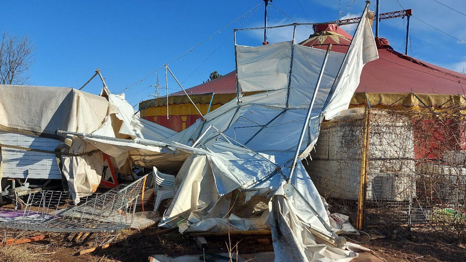 Das zerstörte Zelt