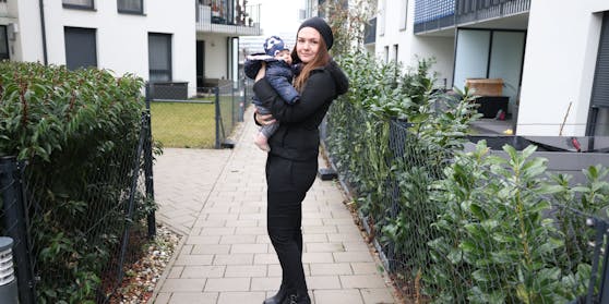 Monika W. und Töchterchen Valerie (3 Monate).