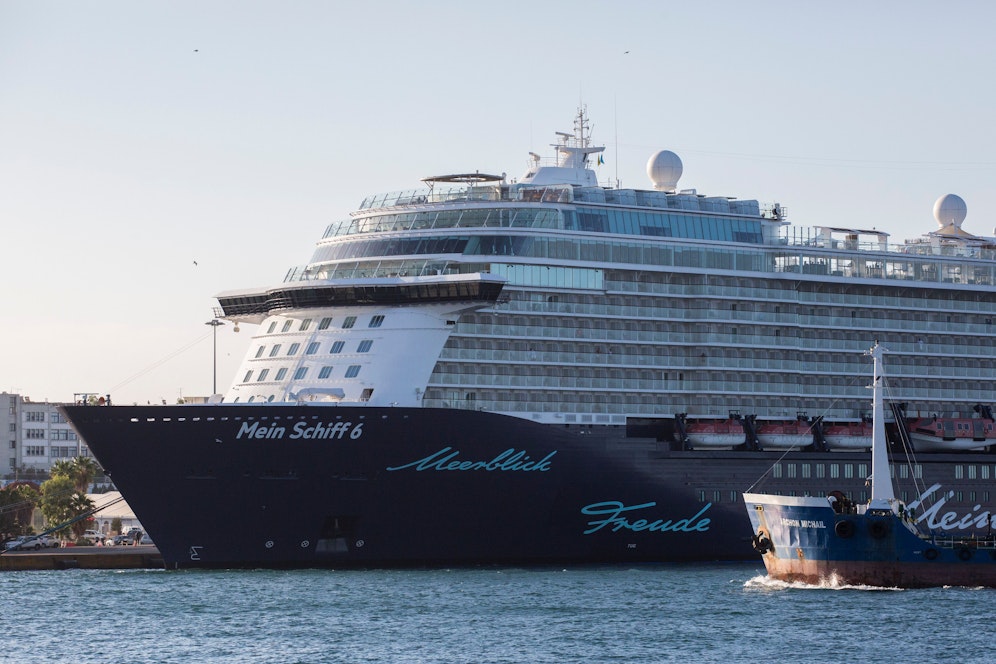 24 Personen mussten das riesige Kreuzfahrtschiff verlassen und wurden auf Gran Canaria in eine Quarantäne-Unterkunft gebracht.