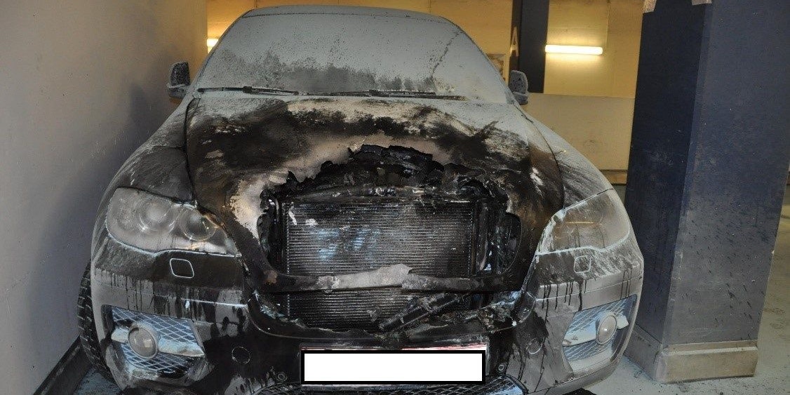 Insgesamt wurden sieben Fahrzeuge in der Garage beschädigt.