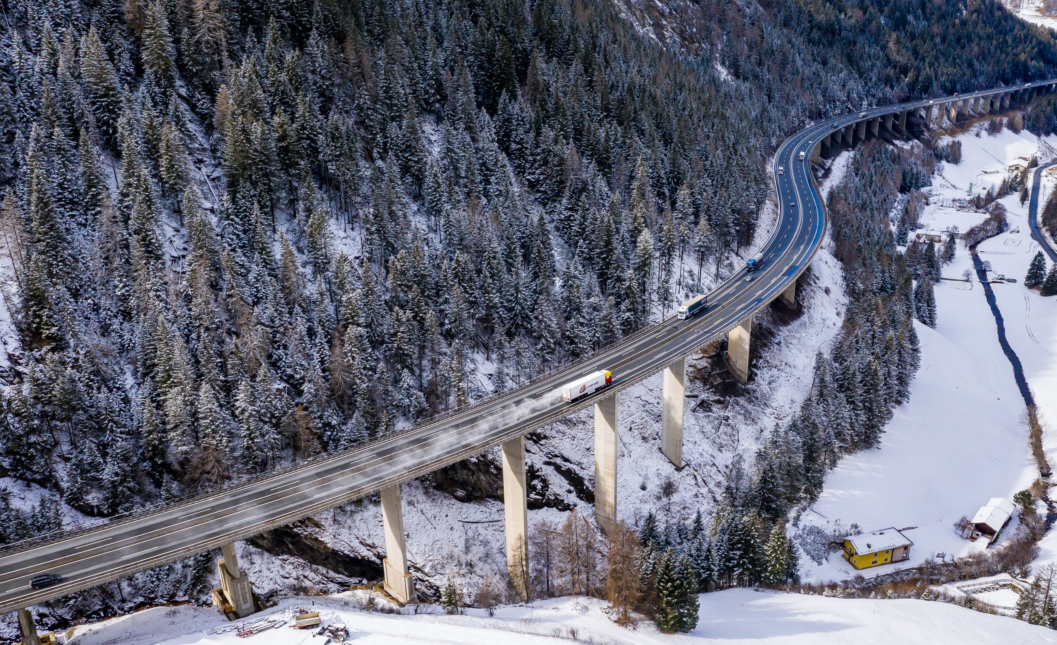 Download von www.picturedesk.com am 09.02.2021 (16:11).  THEMENBILD - Die Luegbrücke ist die längste Brücke der österreichischen Brenner Autobahn A13 und im Bereich der ASFINAG. Sie ist nach dem Ort Lueg im Tal unterhalb der Brücke benannt, einer ehemaligen Höhlenburg und Zollstätte des mittelalterlichen Tirols, von der nur noch eine Kapelle und der Widum existieren. Gries am Brenner, Mittwoch 26. Februar 2020 // The Luegbrücke is the longest bridge on the Austrian Brenner Autobahn A13 and in the area of ASFINAG. It is named after the place Lueg in the valley below the bridge, a former cave castle and customs post of medieval Tyrol, of which only a chapel and the Widum still exist. Gries am Brenner, Wednesday February 26, 2020. EXPA Pictures © 2020, PhotoCredit: EXPA/ Johann Groder - 20200226_PD11024 - Rechteinfo: Rights Managed (RM)
