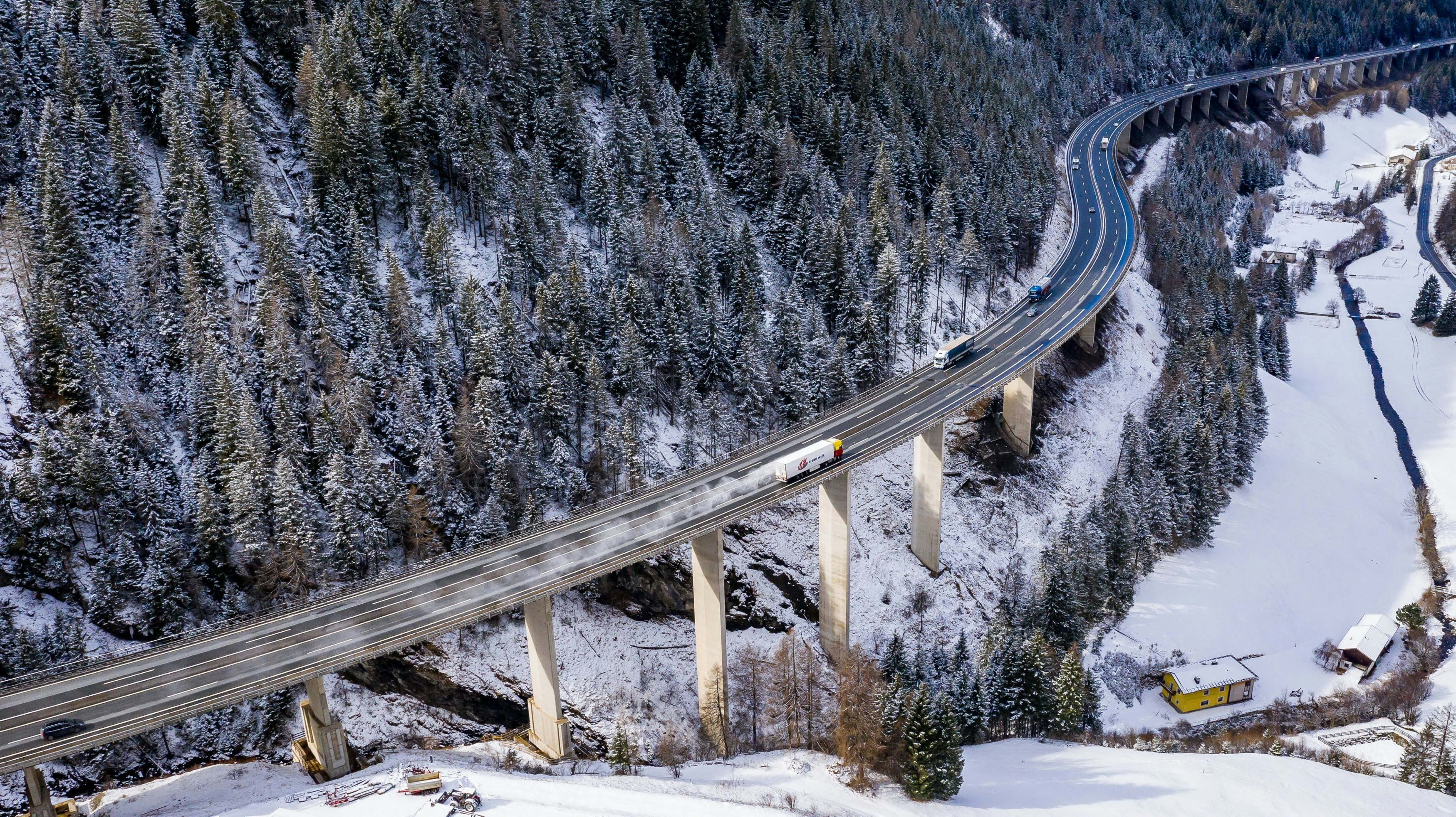 Download von www.picturedesk.com am 09.02.2021 (16:11).  THEMENBILD - Die Luegbrücke ist die längste Brücke der österreichischen Brenner Autobahn A13 und im Bereich der ASFINAG. Sie ist nach dem Ort Lueg im Tal unterhalb der Brücke benannt, einer ehemaligen Höhlenburg und Zollstätte des mittelalterlichen Tirols, von der nur noch eine Kapelle und der Widum existieren. Gries am Brenner, Mittwoch 26. Februar 2020 // The Luegbrücke is the longest bridge on the Austrian Brenner Autobahn A13 and in the area of ASFINAG. It is named after the place Lueg in the valley below the bridge, a former cave castle and customs post of medieval Tyrol, of which only a chapel and the Widum still exist. Gries am Brenner, Wednesday February 26, 2020. EXPA Pictures © 2020, PhotoCredit: EXPA/ Johann Groder - 20200226_PD11024 - Rechteinfo: Rights Managed (RM)