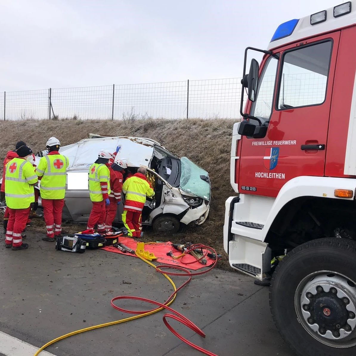 Unfall auf der A5: Einsatzkräfte vor Ort