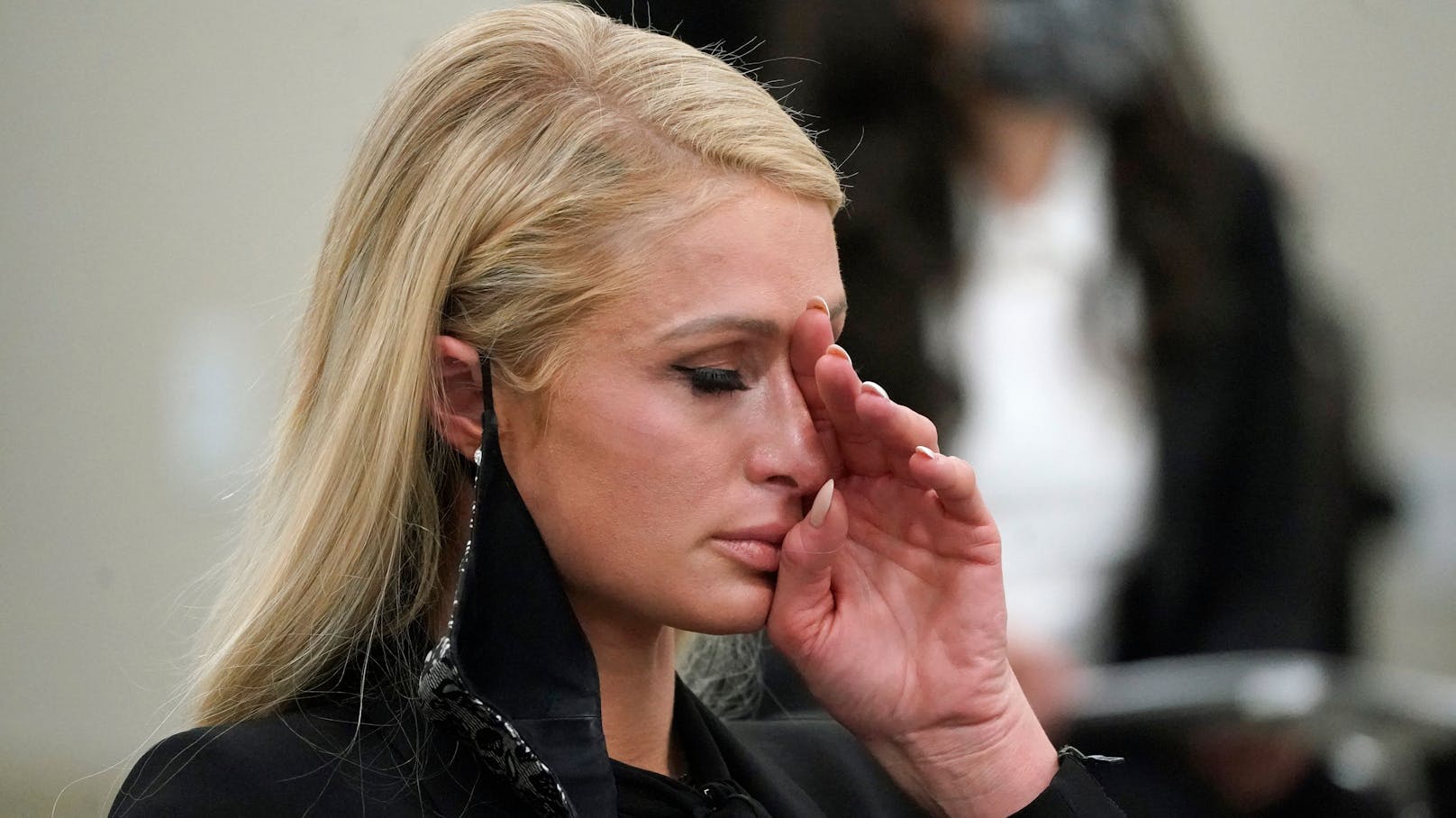 <strong>Paris Hilton</strong> kämpft bei einer Anhörung vor Gericht mit Tränen, als sie von ihren schrecklichen Erlebnissen in einer Privatschule erzählt.