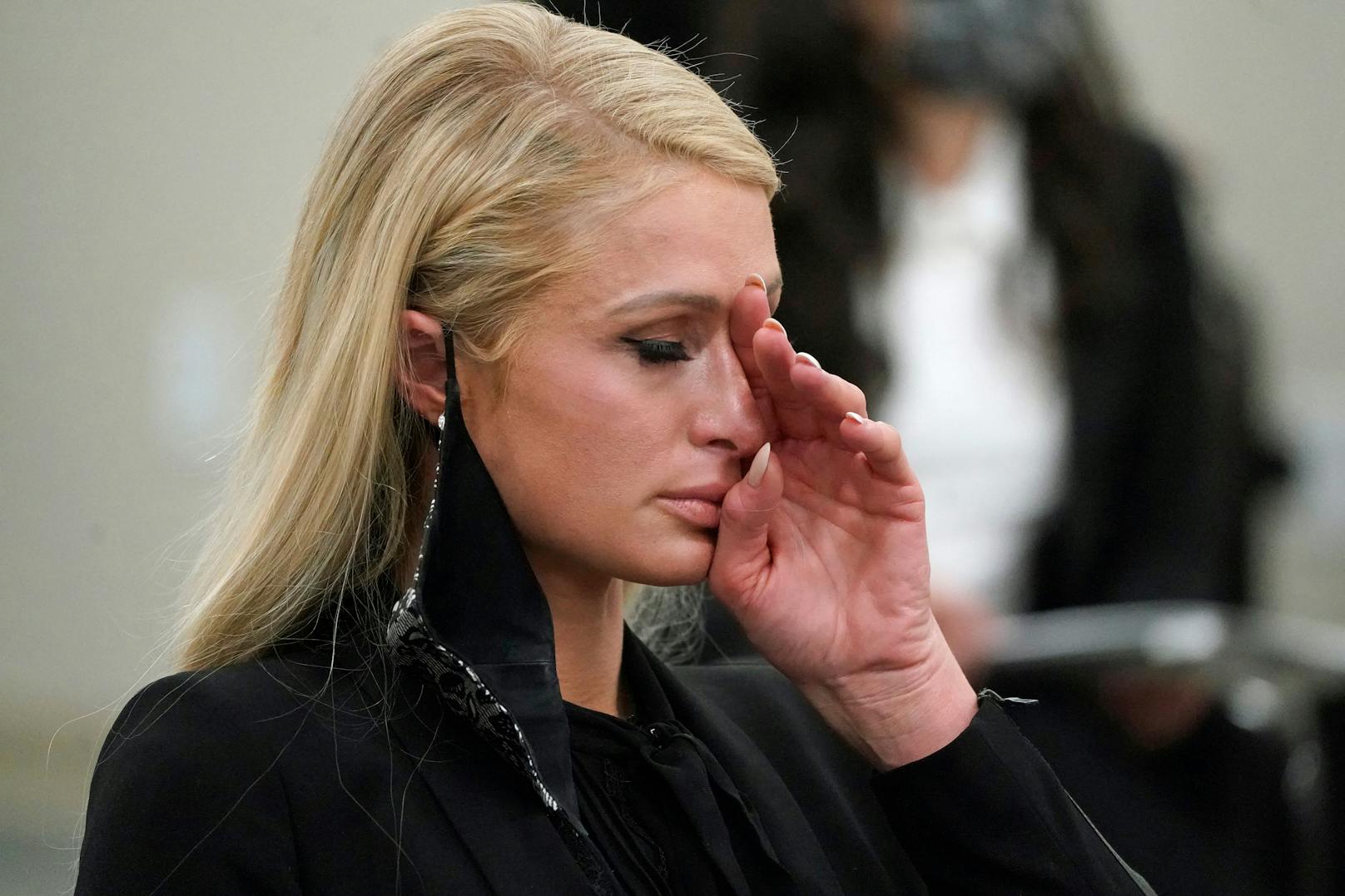 Paris Hilton unter Tränen: "Ich wurde vergewaltigt"