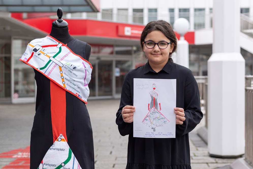 Emine (12) entwarf das Wiener Linien-Kleid.
