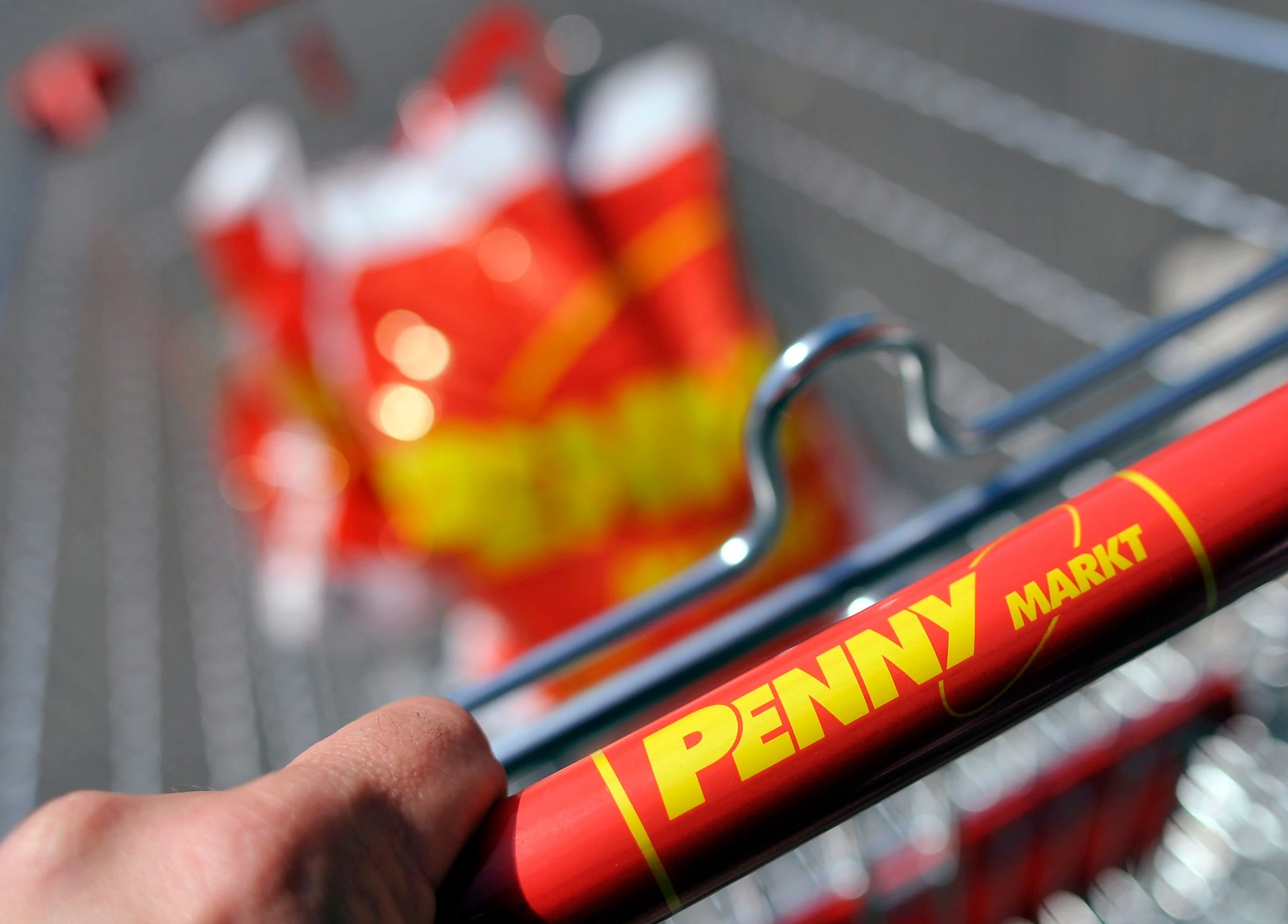 Download von www.picturedesk.com am 09.02.2021 (16:27).  Ein Einkaufswagen mit der Aufschrift "Penny Markt" steht am Montag (23.05.2011) in Köln vor dem Eingang eines Supermarktes der Kette Penny. Die Penny-Mutter Rewe stellt am Dienstag (24.05.2011) ihre Jahresbilanz vor. Foto: Henning Kaiser dpa/lnw +++(c) dpa - Bildfunk+++ - 20110523_PD2963 - Rechteinfo: Rights Managed (RM)