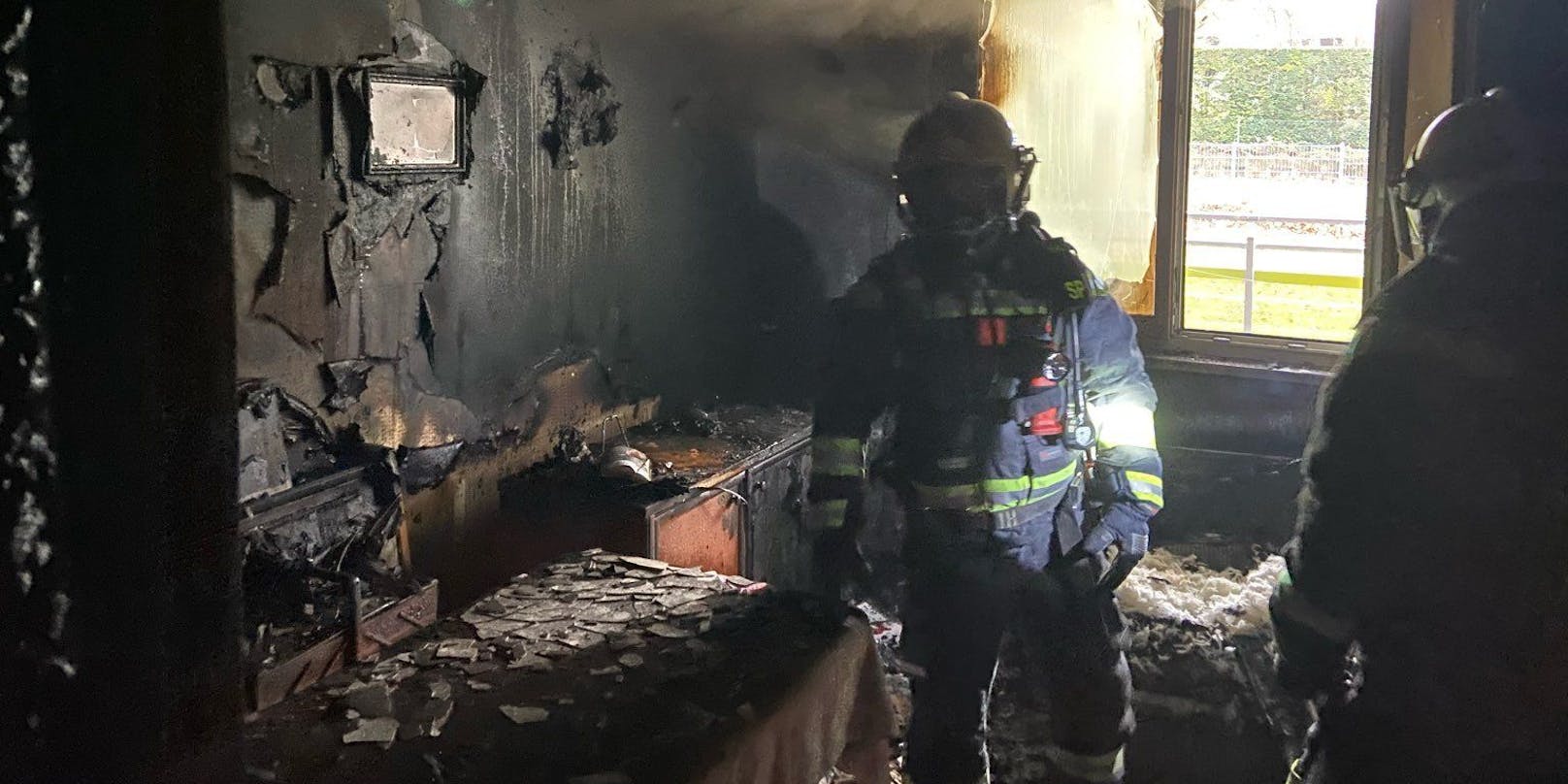 Bei einem Zimmerbrand in einem sechsstöckigen Mehrparteienwohnhaus in Wien-Liesing wurden drei Personen verletzt.