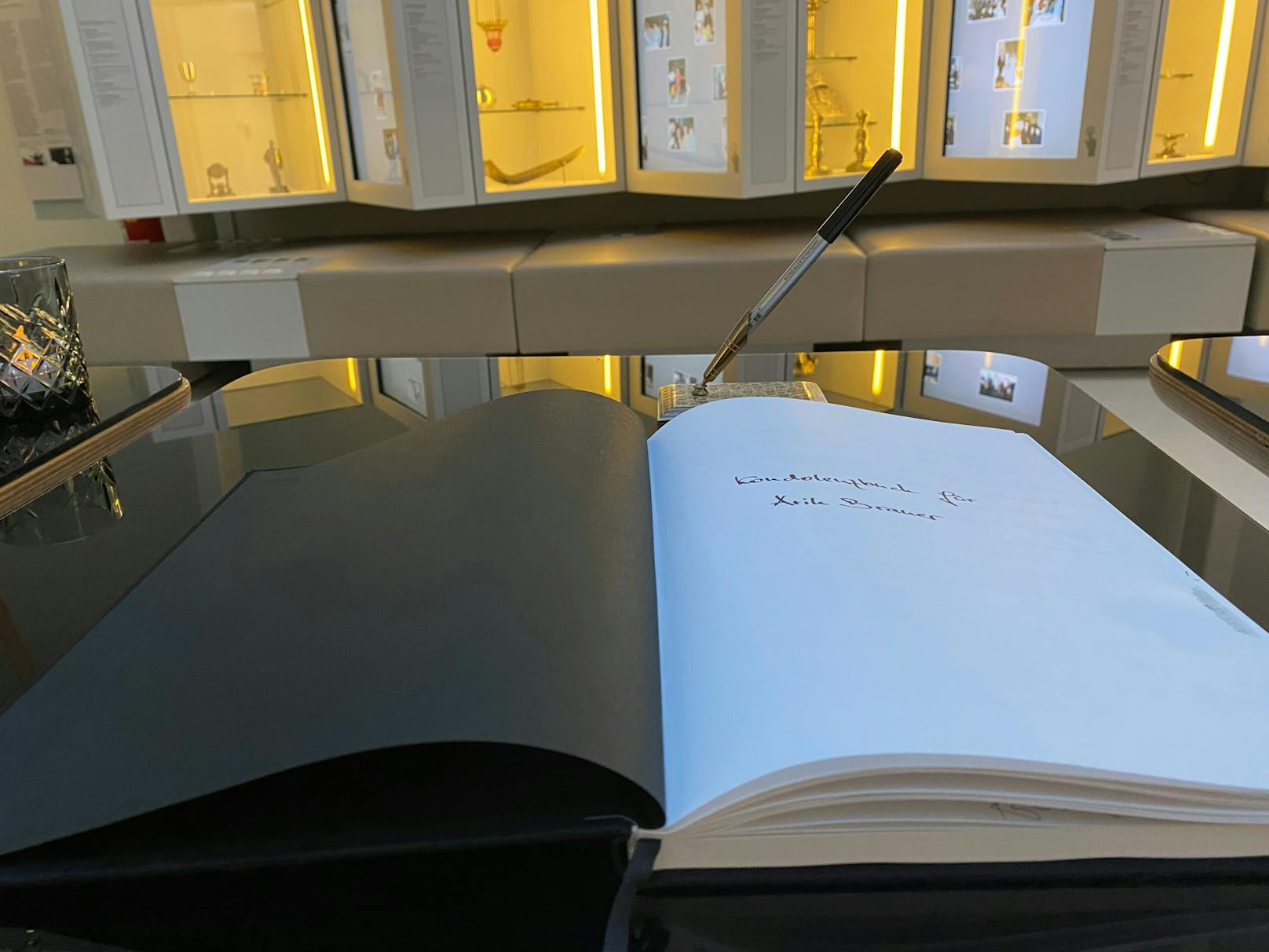 Im Jüdischen Museum Wien wurde auf Wunsch seiner Familie ein Kondolenzbuch für den verstorbenen Universal-Künstler Arik Brauer aufgelegt.