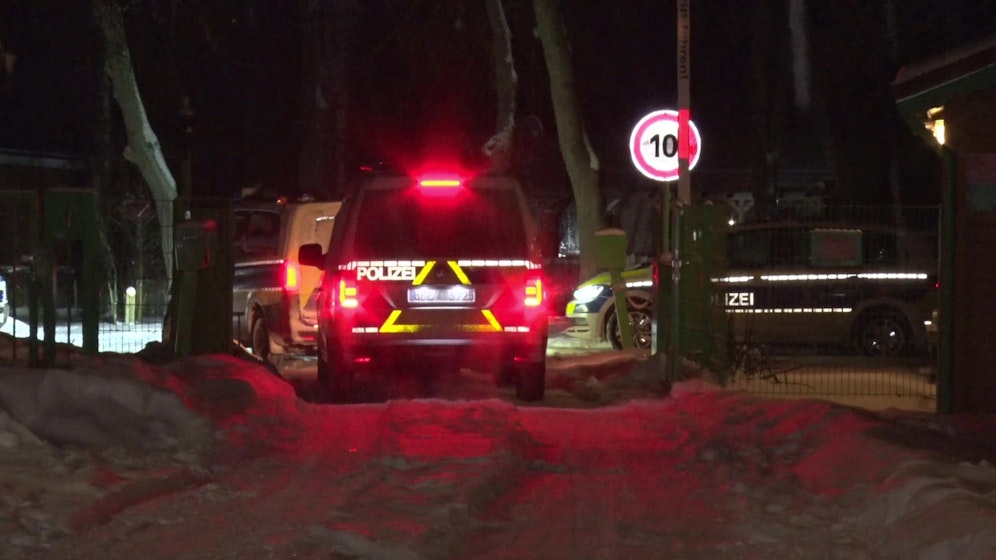 Mutter setzt Baby in Brandenburg an der Havel aus: Im Bild Polizeiwagen am Fundort