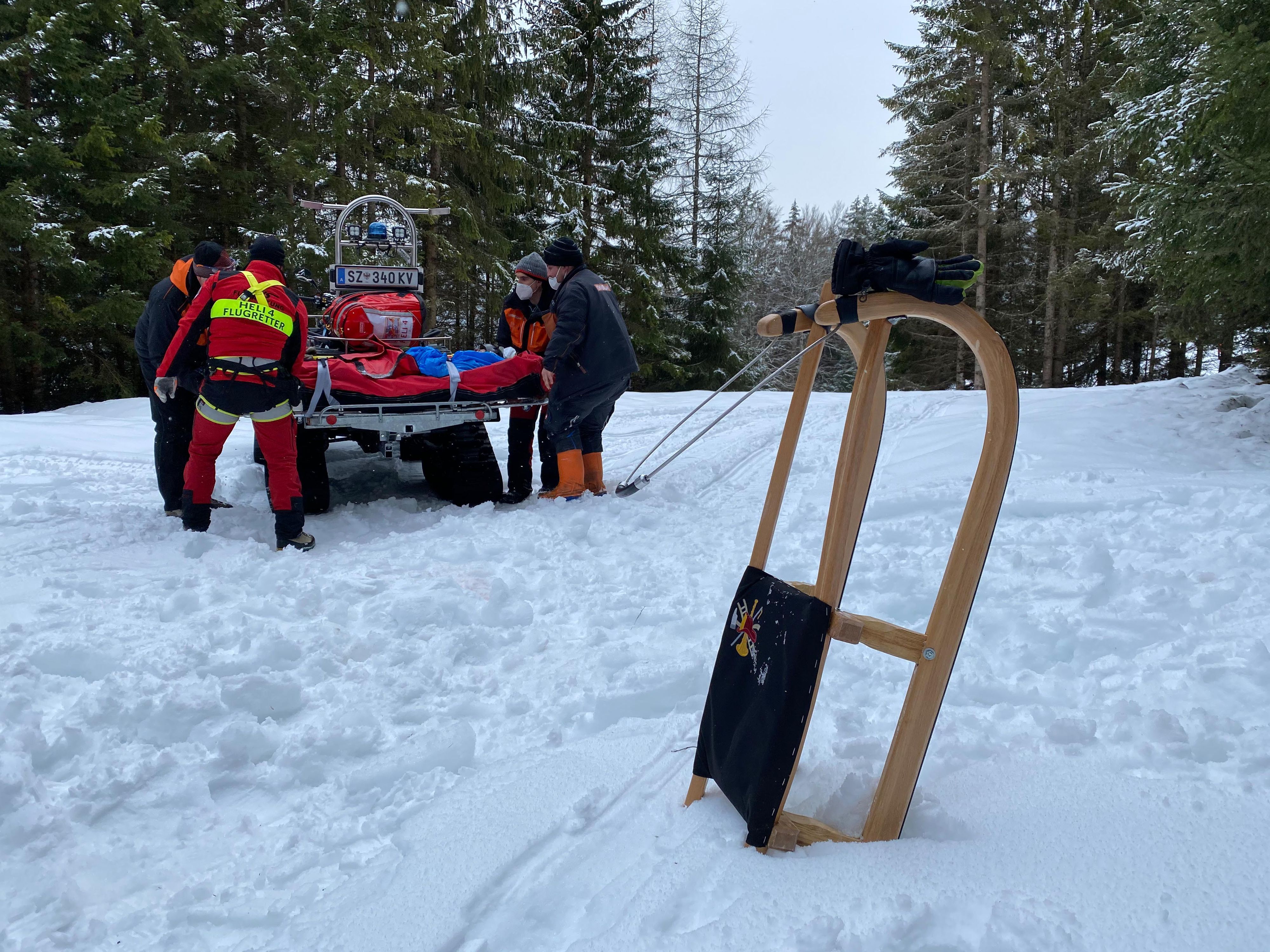 Vater und Sohn mussten nach dem Rodelunfall medizinisch versorgt werden.