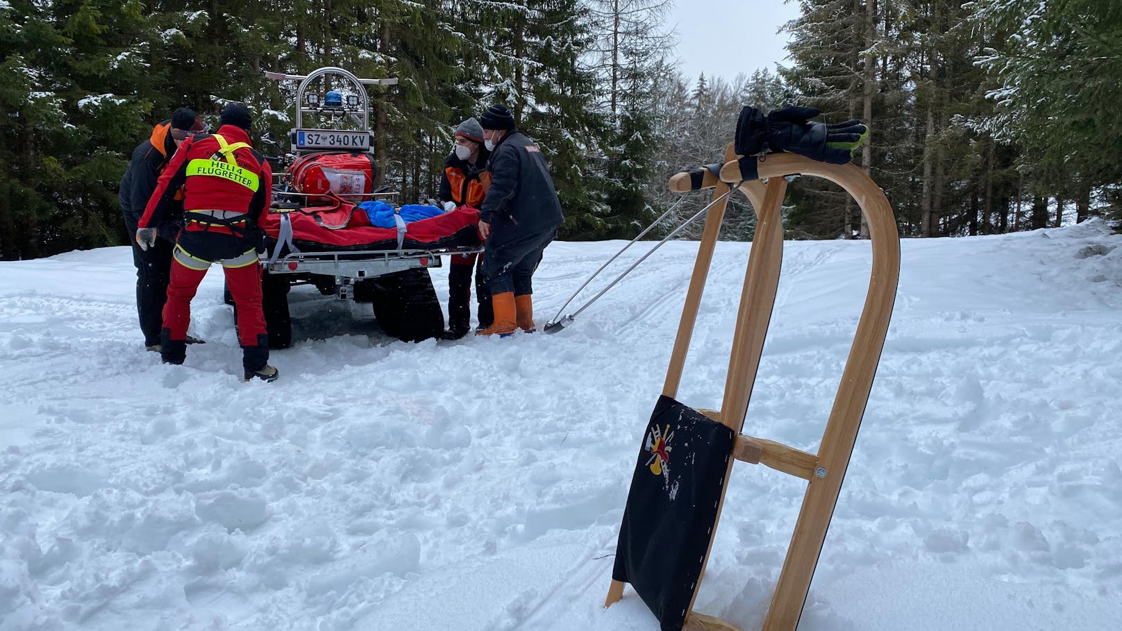 Vater und Sohn (5) stürzen mit Rodel 25 Meter ab