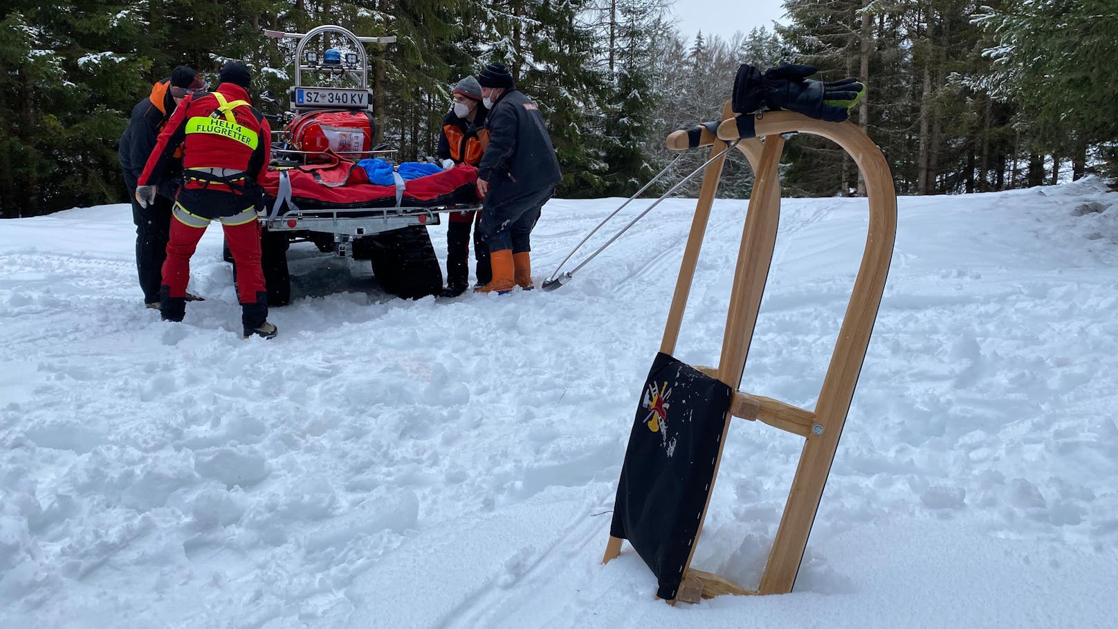 Vater und Sohn (5) stürzen mit Rodel 25 Meter ab