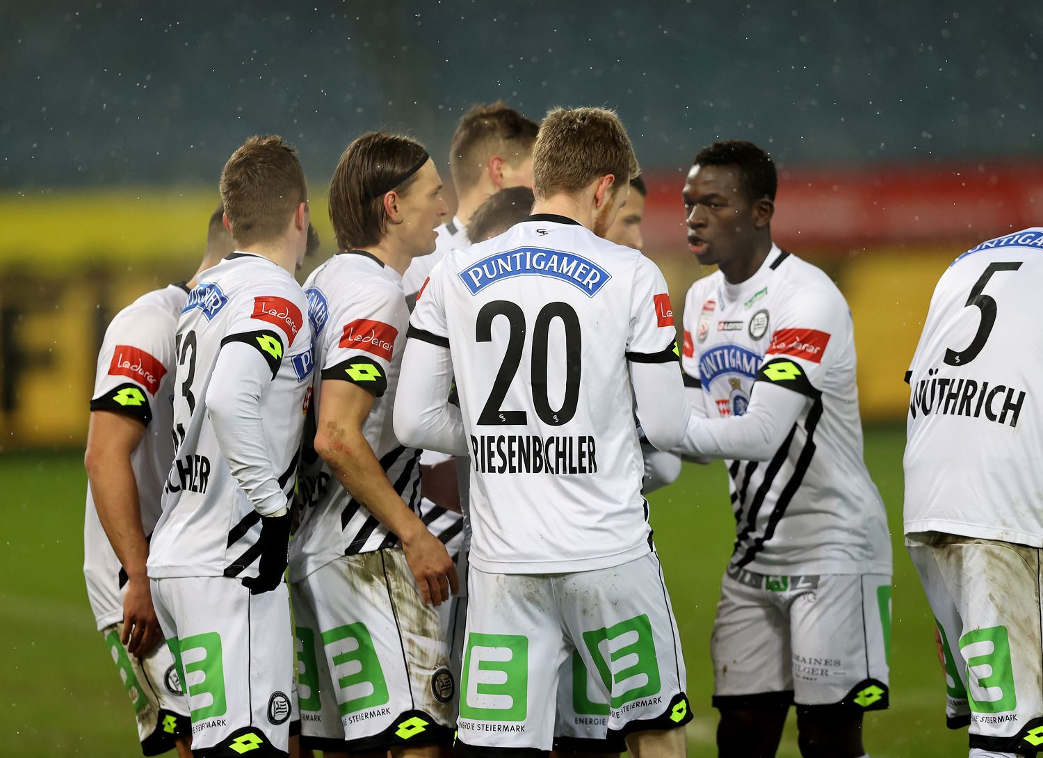 Sturm feiert den späten Sieg gegen Ried. 