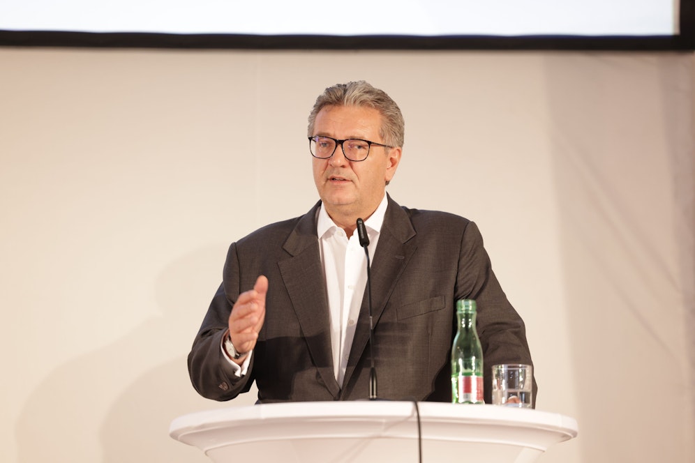 Wiens Gesundheitsstadtrat Peter Hacker (SPÖ) überlegt die Anstellung pflegender Angehöriger nach Burgenländischem Vorbild.