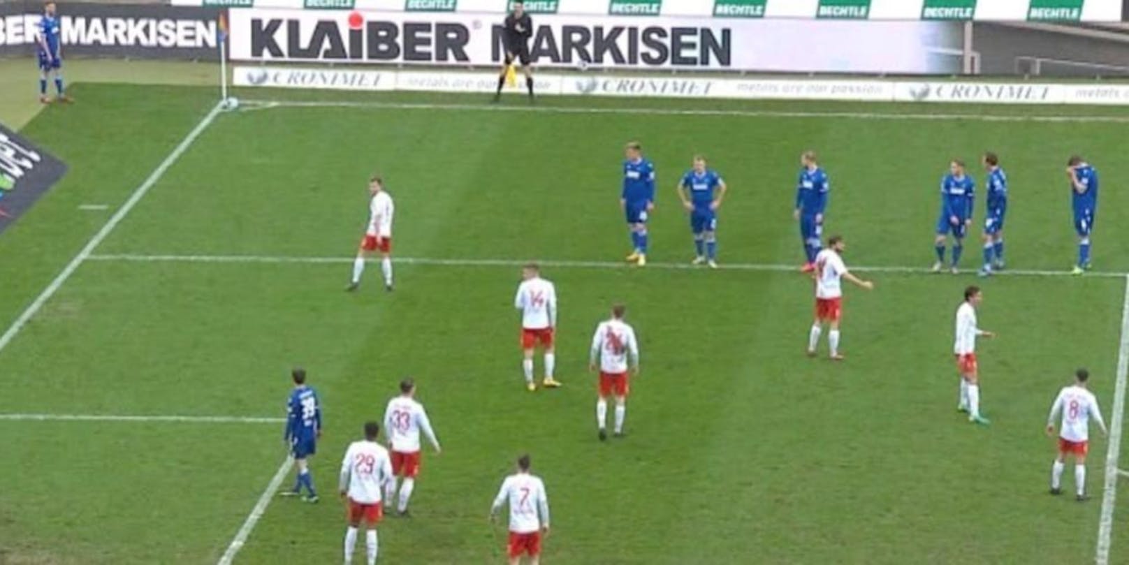 Karlsruhe verblüfft mit seinem Eckball-Trick gegen Regensburg.