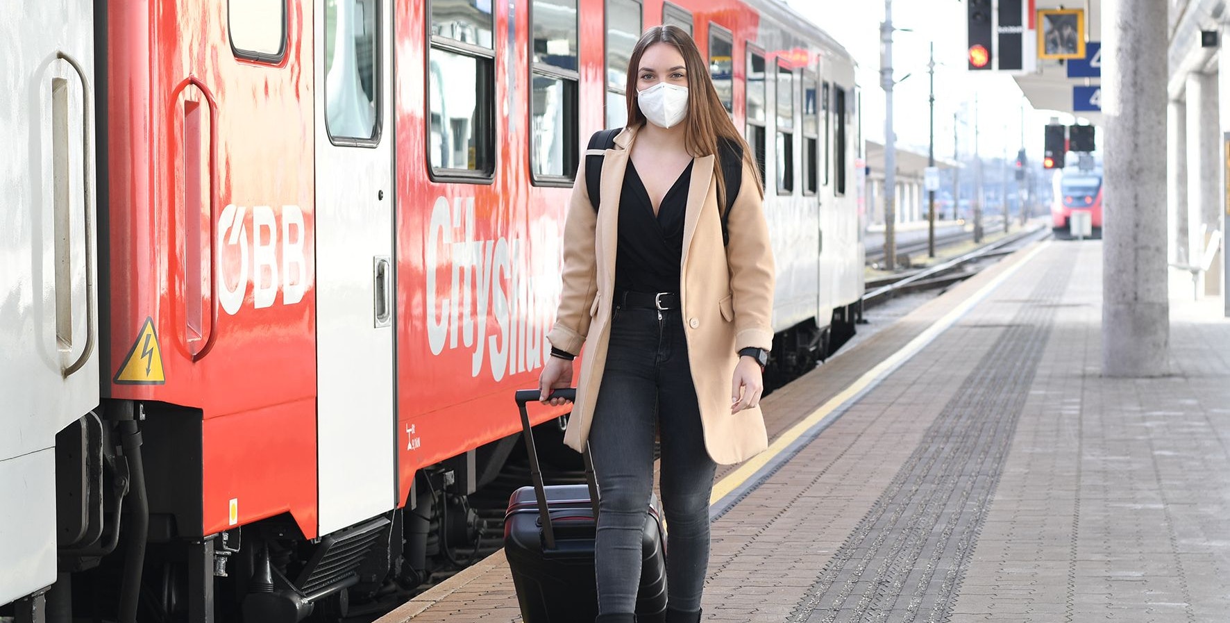 Download von www.picturedesk.com am 09.02.2021 (15:58).  06.02.2021 AUT,Wels, Fototermin, Tourismus, Themenbild, im Bild Dana (21 Jahre) trägt die FFP2 Maske am Bahngleis, während der Zug einfährt, Maskenpflicht, Corona, Covid-19, PhotoCredit Johanna Schlosser - 20210205_PD11684 - Rechteinfo: Rights Managed (RM)