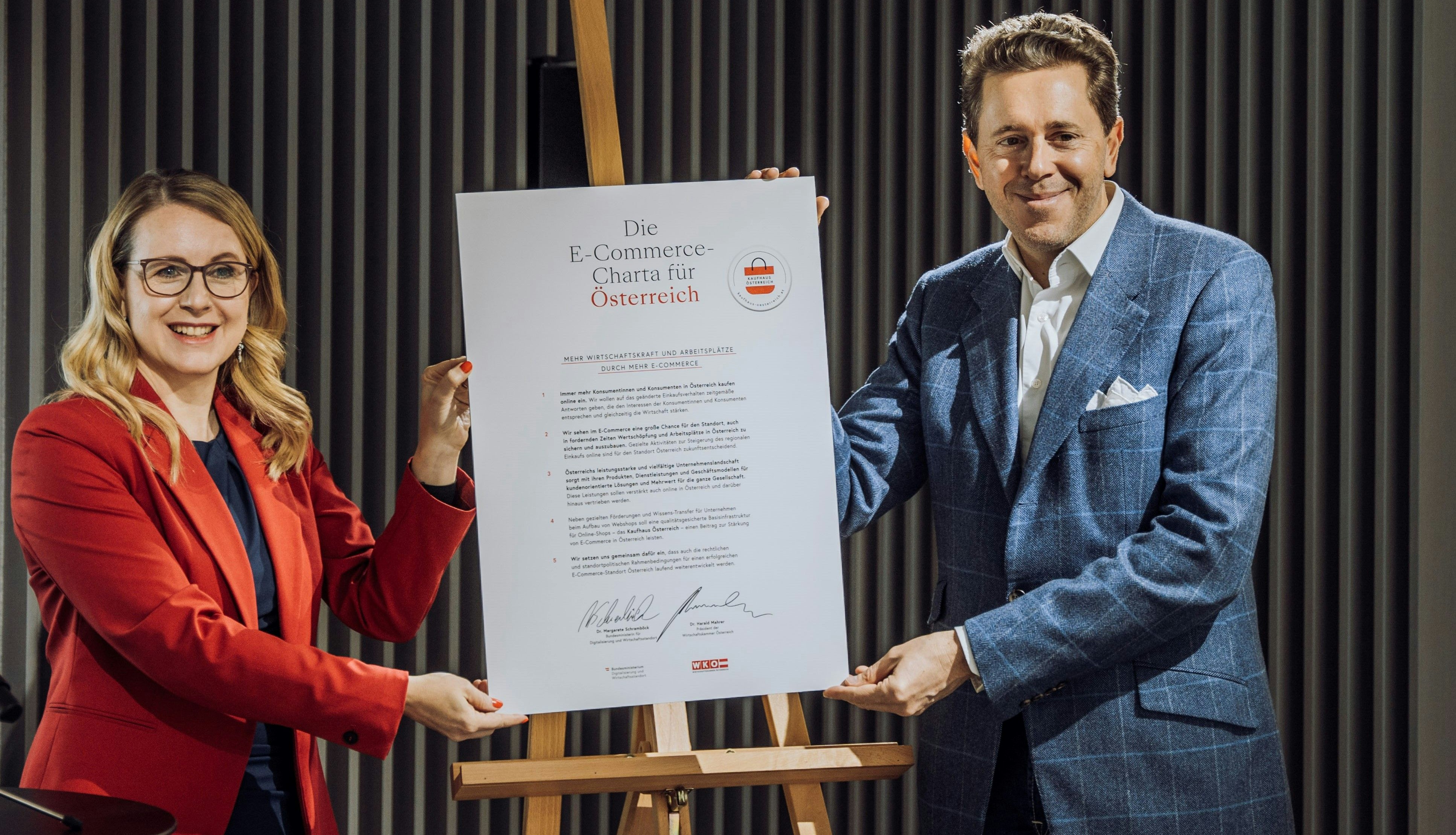 Download von www.picturedesk.com am 09.02.2021 (11:08).  BILD zu OTS - Bundesministerin Margarete Schramböck sowie WKÖ-Präsident Harald Mahrer mit der unterzeichneten E-Commerce-Charta *** Die Nutzung des Bildes für redaktionelle Zwecke ist kostenlos. Weitergehende Nutzung bedarf der Zustimmung des Aussenders. *** - 20201130_PD1072 - Rechteinfo: OTS-Bild (OTS) Redaktionelle Nutzung im thematischen Zusammenhang mit der Aussendung kostenfrei gestattet.