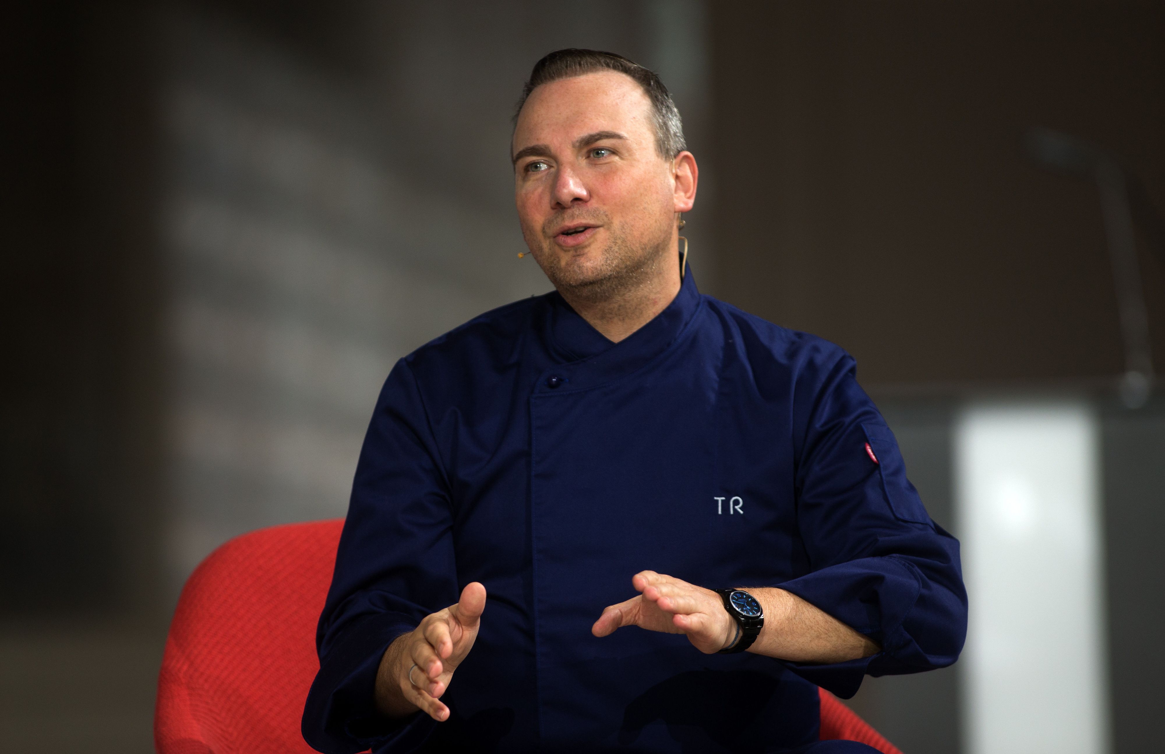 Der 46jährige Sternekoch Tim Raue ist vor allem durch die TV-Show "Kitchen impossible" auf dem Sender VOX bekannt. 