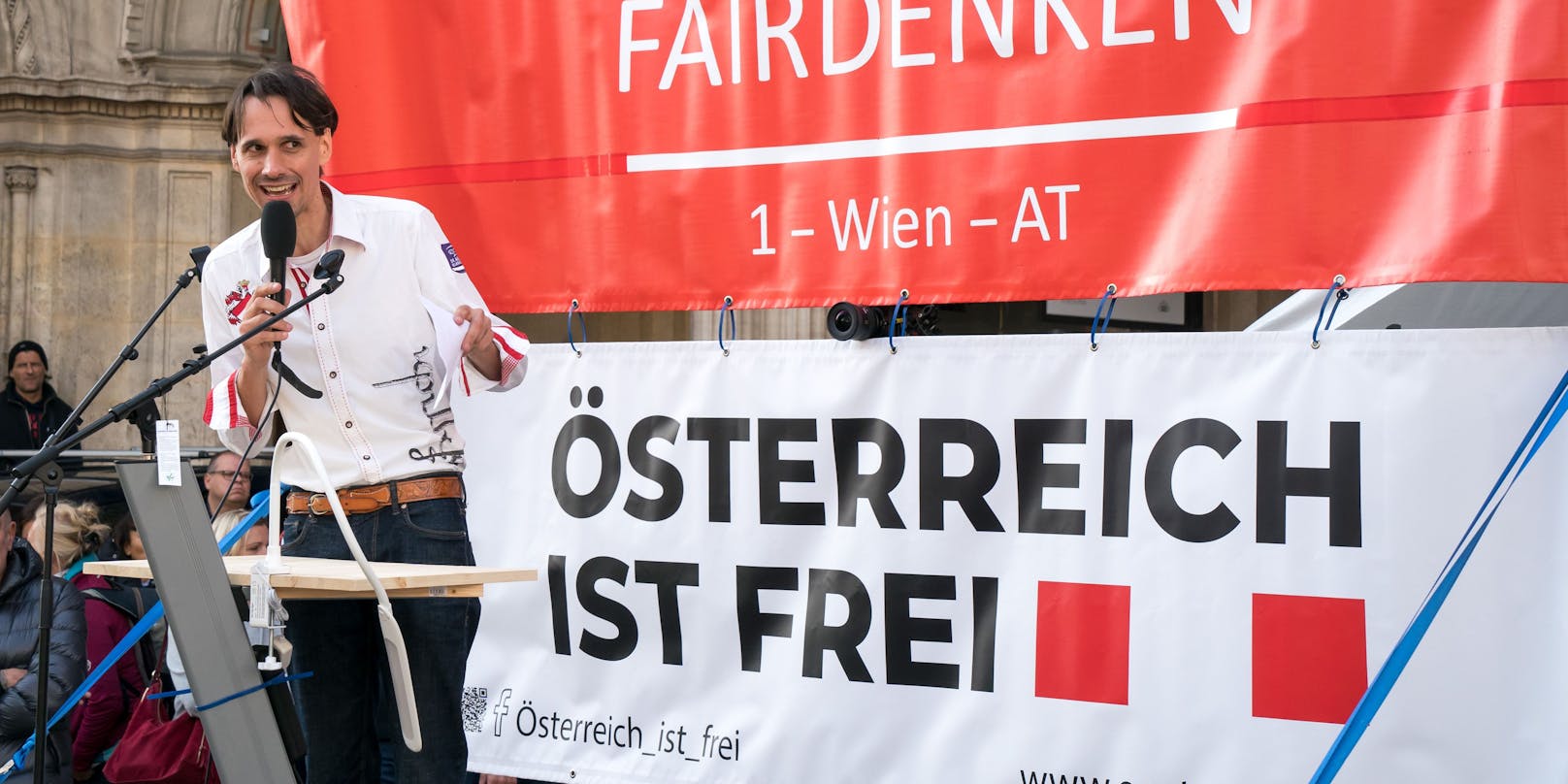 Martin Rutter bei der&nbsp;Anti-Corona-Kundgebung neben der Wiener Staatsoper in Wien am Montag, dem 26. Oktober 2020