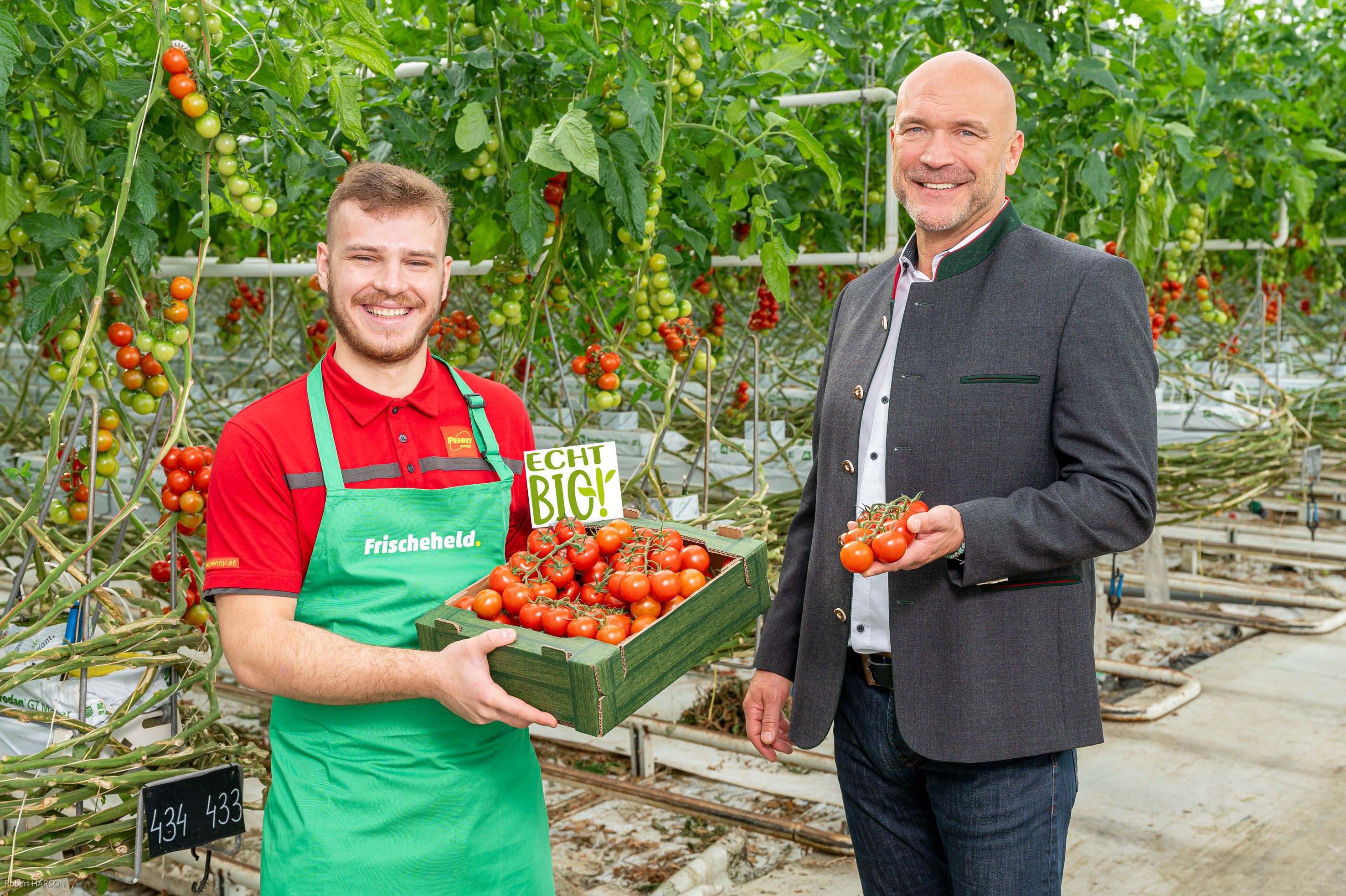 Penny-Geschäftsführer Ralf Teschmit freut sich über die Erweiterung des ECHT BIO!-Sortiments.