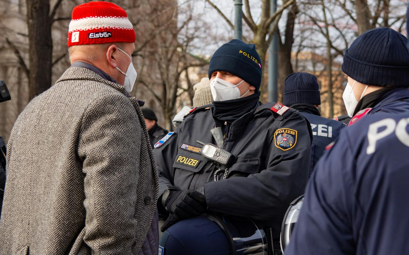 Teilnehmer einer Anti-Corona-Maßnahmen-Demo in Wien im Gespräch mit der Polizei