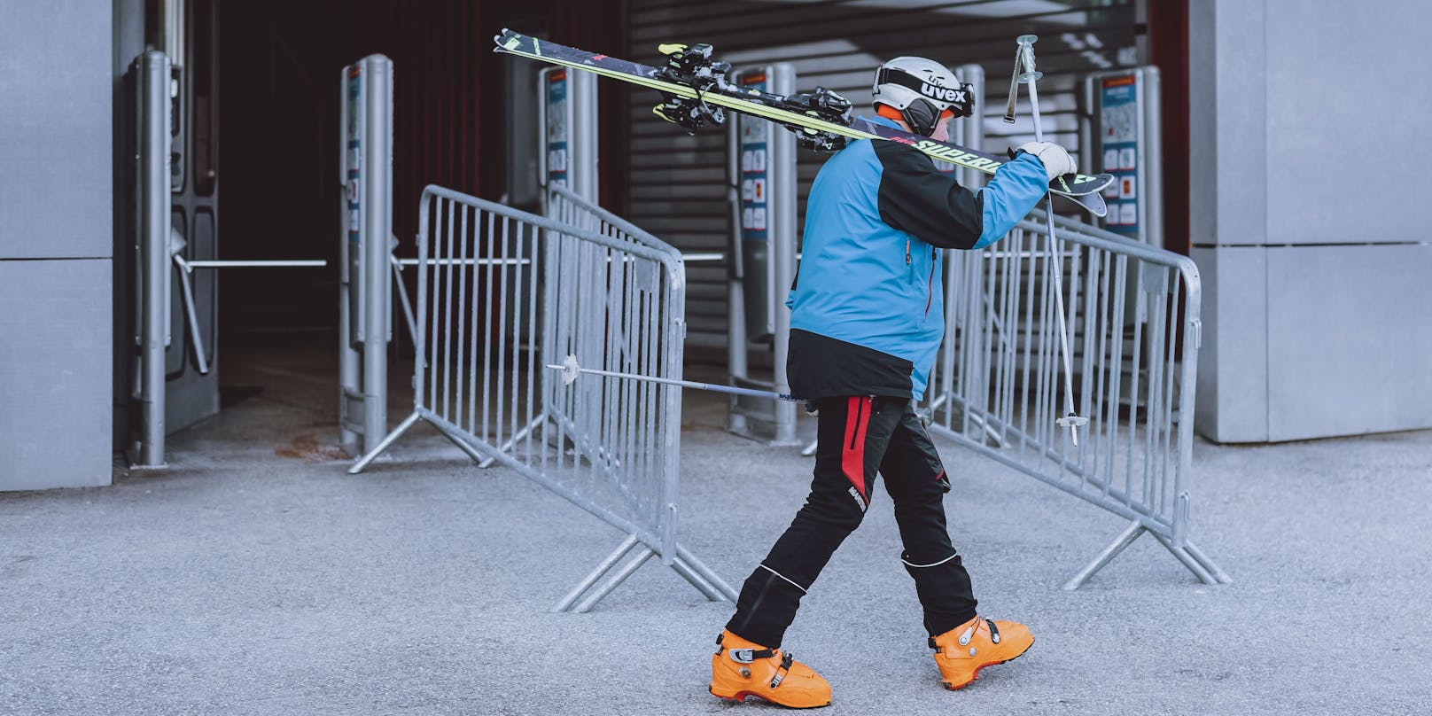Ein Skifahrer bei der Talstation der Hochzillertal Bahn aufgenommen am Donnerstag, 4. Februar 2021
