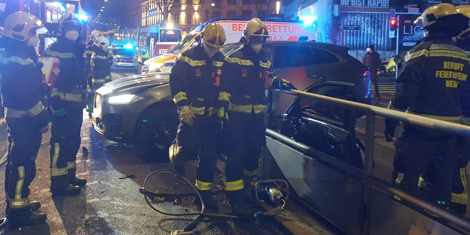 Der Lenker wurde eingeklemmt und musste mit einem hydraulischen Rettungsspreizer von der Wiener Berufsfeuerwehr befreit werden. <br>