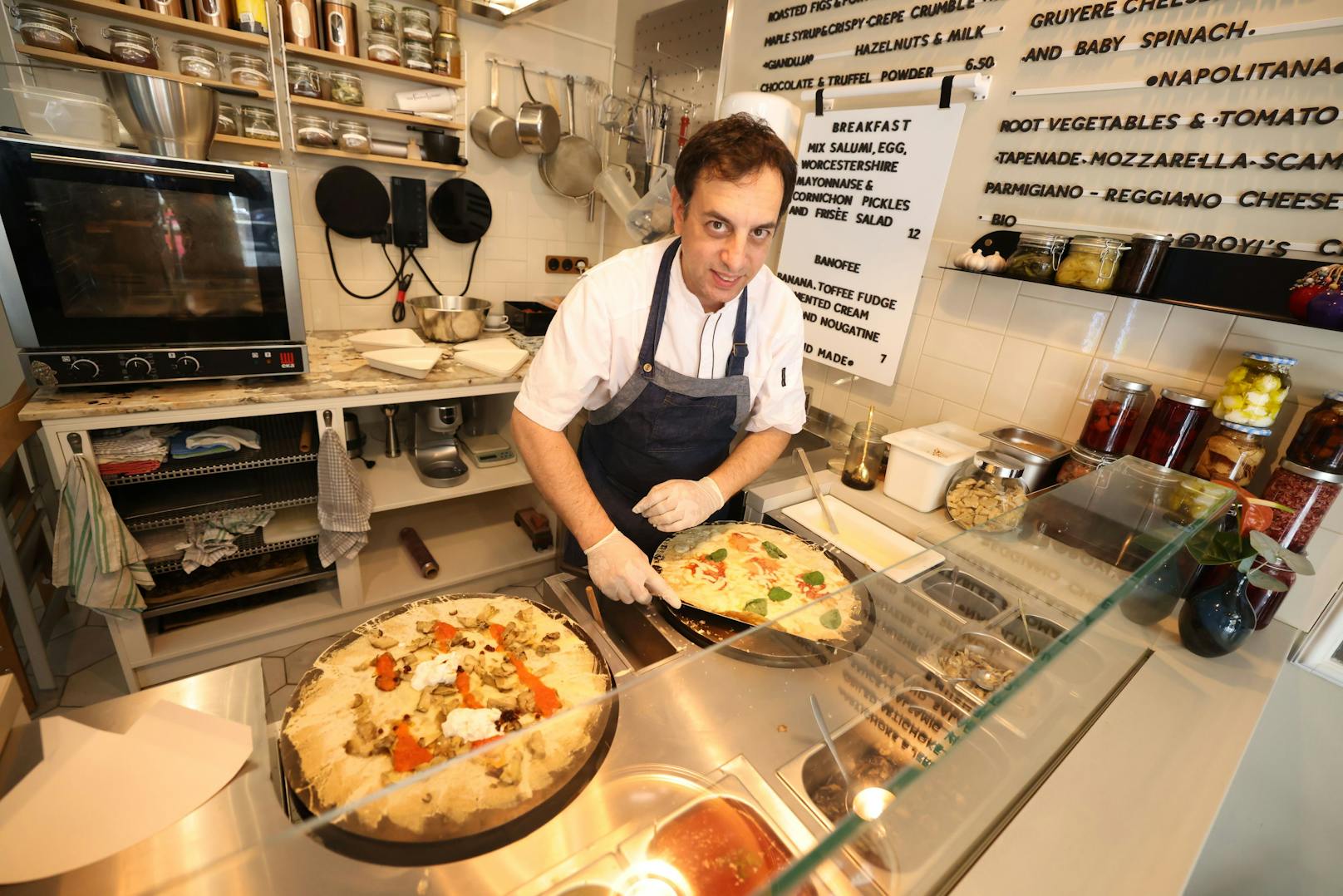Royi Shwartz fertigt seine Kreation, die Pizza-Crêpe "Napolitana".