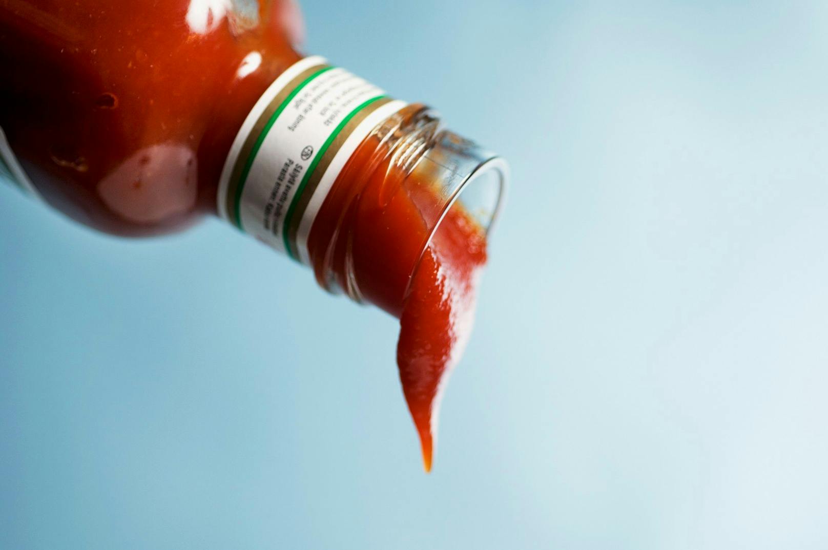 "Ketchup-Effekt": Zuerst landet wenig, dann ein ganzer Schwall am Teller.