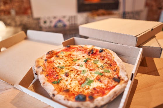 Eine Pizza wird zur Lieferung verpackt. Symbolbild