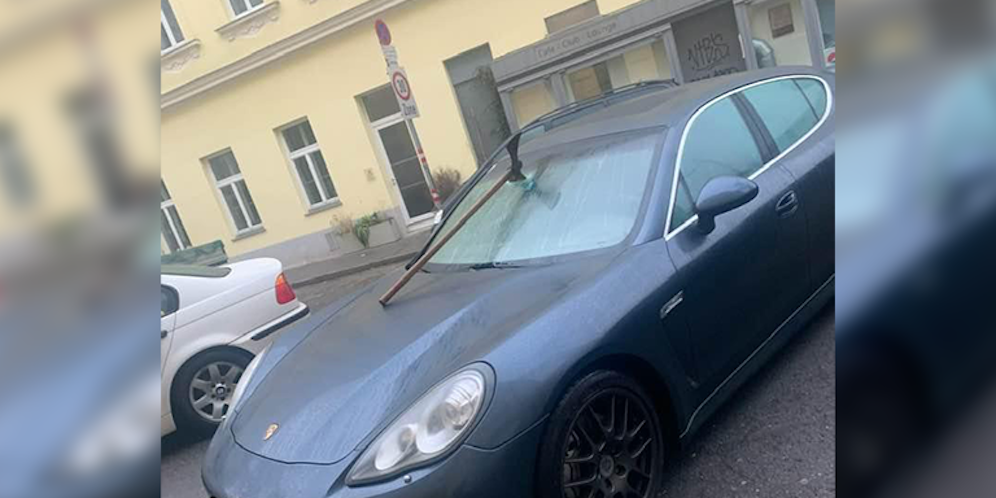 So steckte die Axt in der Porsche-Scheibe.