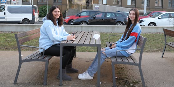 Nahmen fürs Foto nur ganz kurz die Maske ab: Clarissa (links) und Lea.