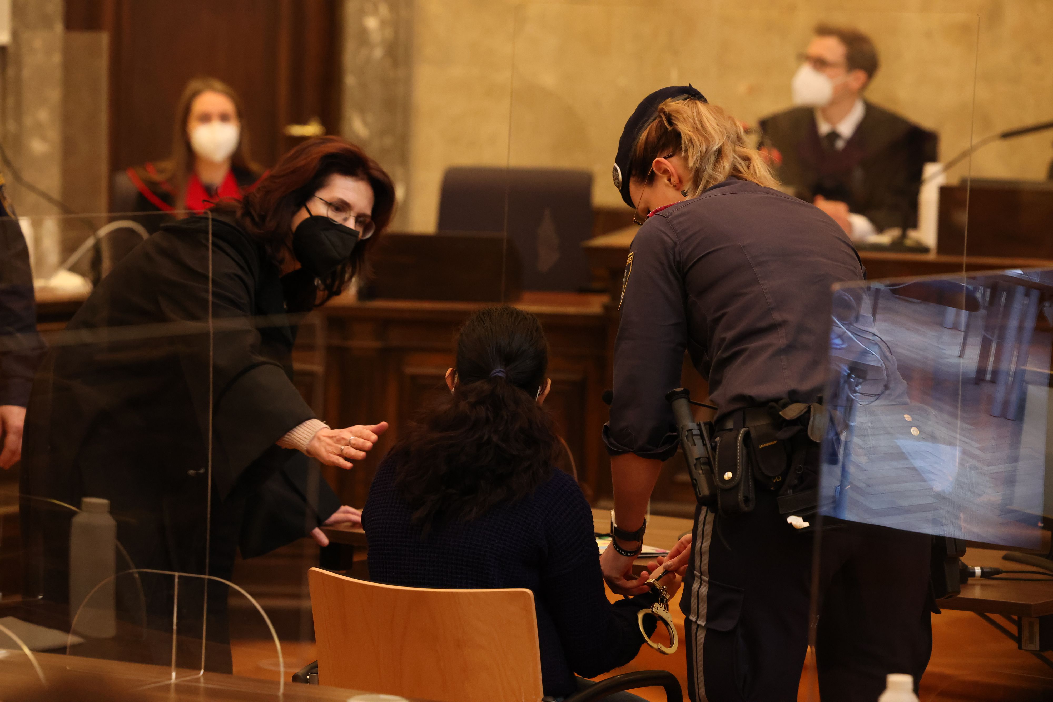 Die 31-jährige Mutter, die ihre drei Kinder mit einem Polster erstickt haben soll, muss sich heute am Wiener Landesgericht verantworten. Vertreten wird sie von Top-Anwältin Astrid Wagner (li.).