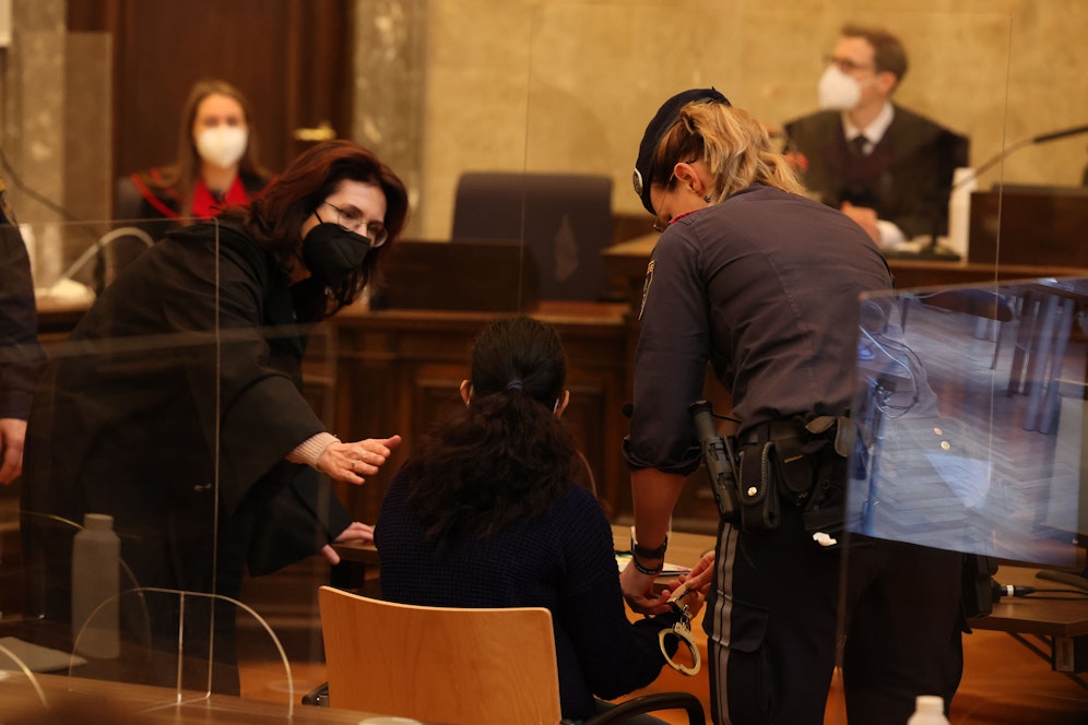 Die 31-jährige Mutter, die ihre drei kleinen Kinder mit einem Polster erstickt haben soll, muss sich heute am Wiener Landesgericht verantworten. Vertreten wird sie von Top-Anwältin Astrid Wagner (li.).