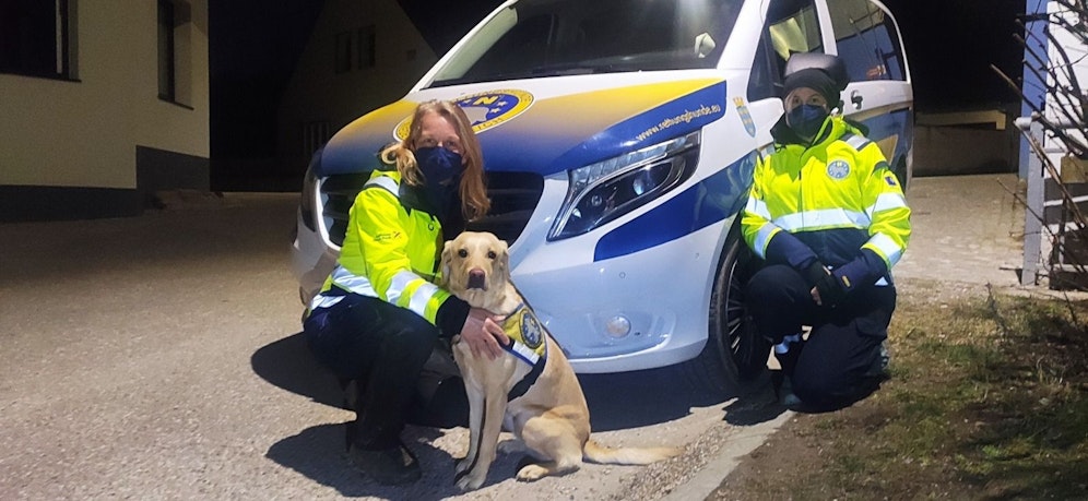 Hundeführerin Karin Kuhn mit Rettungshund Gillie und Helferin Desire Kerschbaumer.