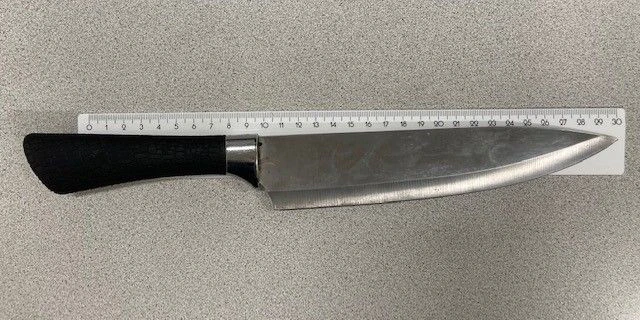Durch dieses Küchenmesser wurde ein Beamter leicht verletzt.